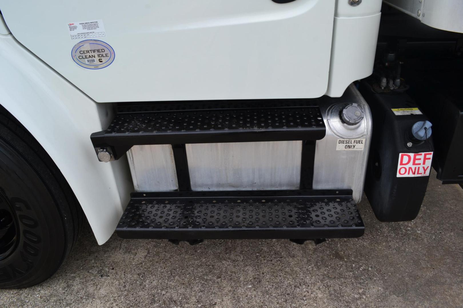 2018 WHITE /BLACK FREIGHTLINER M2-106 (3ALACWFC5JD) with an CUMMINS B6.7L 240HP engine, ALLISON 2500RDS AUTOMATIC transmission, located at 9172 North Fwy, Houston, TX, 77037, (713) 910-6868, 29.887470, -95.411903 - 26,000 LB GVWR NON CDL, MORGAN 26 FT BOX , HEIGHT 103" X WIDTH 102", AIR RIDE SUSPENSION, WALTCO 3,000 LB ALUMINUM LIFT GATE W/ RAMP , EXHAUST BRAKE, 90 GALLON FUEL TANKS, COLLISION MITIGATION, POWER WINDOWS & LOCKS - Photo#11