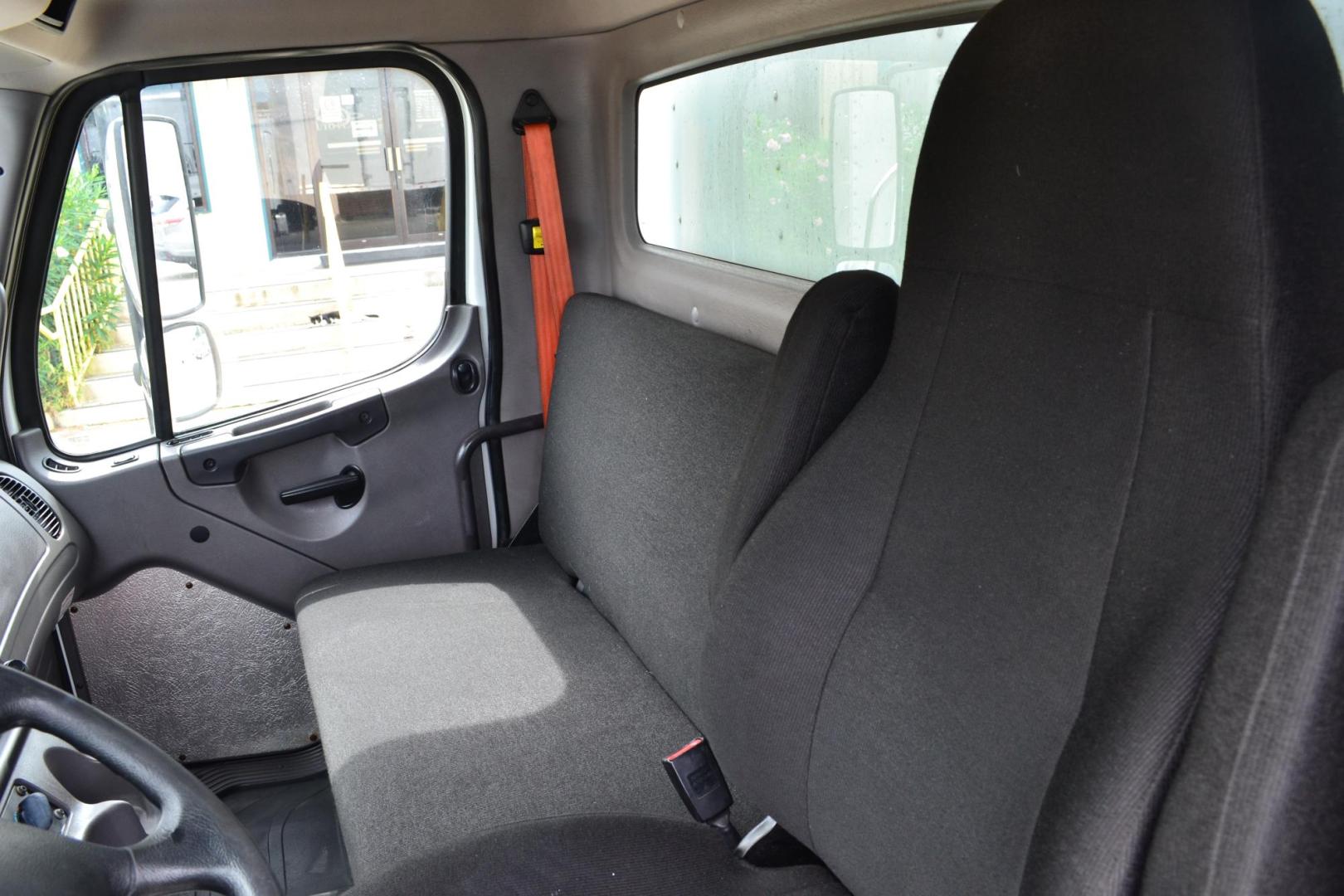 2018 WHITE /BLACK FREIGHTLINER M2-106 (3ALACWFC5JD) with an CUMMINS B6.7L 240HP engine, ALLISON 2500RDS AUTOMATIC transmission, located at 9172 North Fwy, Houston, TX, 77037, (713) 910-6868, 29.887470, -95.411903 - 26,000 LB GVWR NON CDL, MORGAN 26 FT BOX , HEIGHT 103" X WIDTH 102", AIR RIDE SUSPENSION, WALTCO 3,000 LB ALUMINUM LIFT GATE W/ RAMP , EXHAUST BRAKE, 90 GALLON FUEL TANKS, COLLISION MITIGATION, POWER WINDOWS & LOCKS - Photo#14
