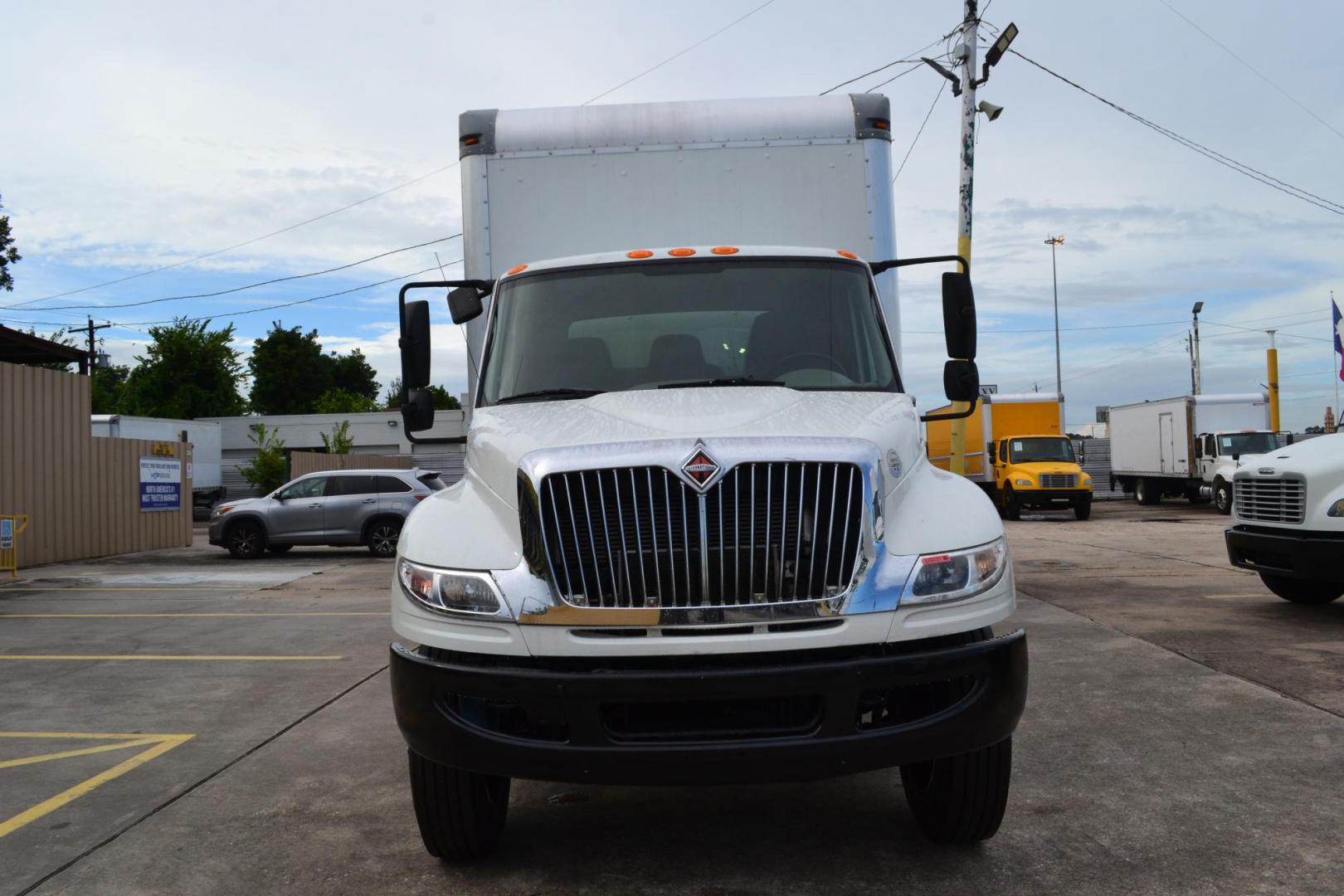 2016 WHITE /GRAY INTERNATIONAL 4300 (1HTMMMML5GH) with an CUMMINS ISB 6.7L 240HP engine, ALLISON 2200RDS AUTOMATIC transmission, located at 9172 North Fwy, Houston, TX, 77037, (713) 910-6868, 29.887470, -95.411903 - 25,999 LB GVWR NON CDL, SUPREME 26 FT BOX, HEIGHT 103" X WIDTH 102", AIR RIDE SUSPENSION, 3,000 LB ALUMINUM LIFT GATE W/ RAMP, 90 GALLON FUEL TANKS, POWER WINDOWS & LOCKS , CURBSIDE DOOR - Photo#1