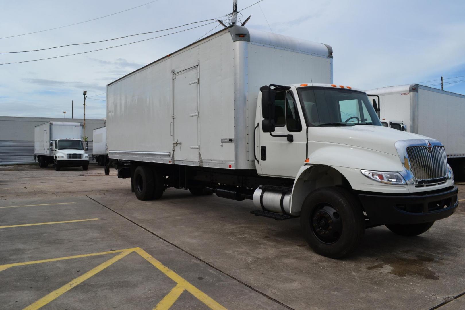 2016 WHITE /GRAY INTERNATIONAL 4300 (1HTMMMML5GH) with an CUMMINS ISB 6.7L 240HP engine, ALLISON 2200RDS AUTOMATIC transmission, located at 9172 North Fwy, Houston, TX, 77037, (713) 910-6868, 29.887470, -95.411903 - 25,999 LB GVWR NON CDL, SUPREME 26 FT BOX, HEIGHT 103" X WIDTH 102", AIR RIDE SUSPENSION, 3,000 LB ALUMINUM LIFT GATE W/ RAMP, 90 GALLON FUEL TANKS, POWER WINDOWS & LOCKS , CURBSIDE DOOR - Photo#2