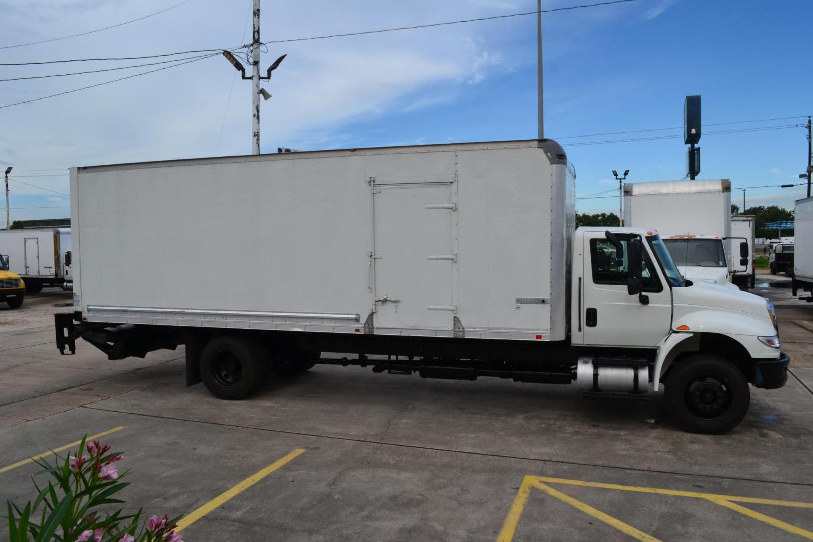 2016 WHITE /GRAY INTERNATIONAL 4300 (1HTMMMML5GH) with an CUMMINS ISB 6.7L 240HP engine, ALLISON 2200RDS AUTOMATIC transmission, located at 9172 North Fwy, Houston, TX, 77037, (713) 910-6868, 29.887470, -95.411903 - 25,999 LB GVWR NON CDL, SUPREME 26 FT BOX, HEIGHT 103" X WIDTH 102", AIR RIDE SUSPENSION, 3,000 LB ALUMINUM LIFT GATE W/ RAMP, 90 GALLON FUEL TANKS, POWER WINDOWS & LOCKS , CURBSIDE DOOR - Photo#3