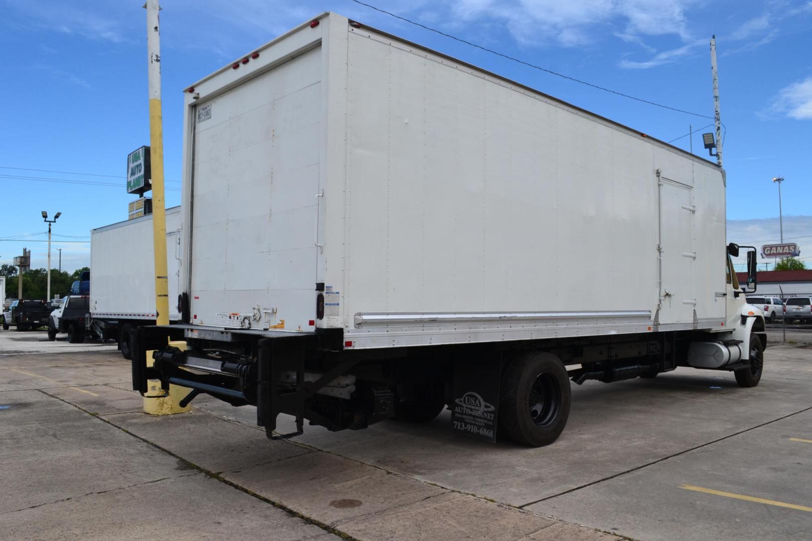 2016 WHITE /GRAY INTERNATIONAL 4300 (1HTMMMML5GH) with an CUMMINS ISB 6.7L 240HP engine, ALLISON 2200RDS AUTOMATIC transmission, located at 9172 North Fwy, Houston, TX, 77037, (713) 910-6868, 29.887470, -95.411903 - 25,999 LB GVWR NON CDL, SUPREME 26 FT BOX, HEIGHT 103" X WIDTH 102", AIR RIDE SUSPENSION, 3,000 LB ALUMINUM LIFT GATE W/ RAMP, 90 GALLON FUEL TANKS, POWER WINDOWS & LOCKS , CURBSIDE DOOR - Photo#4