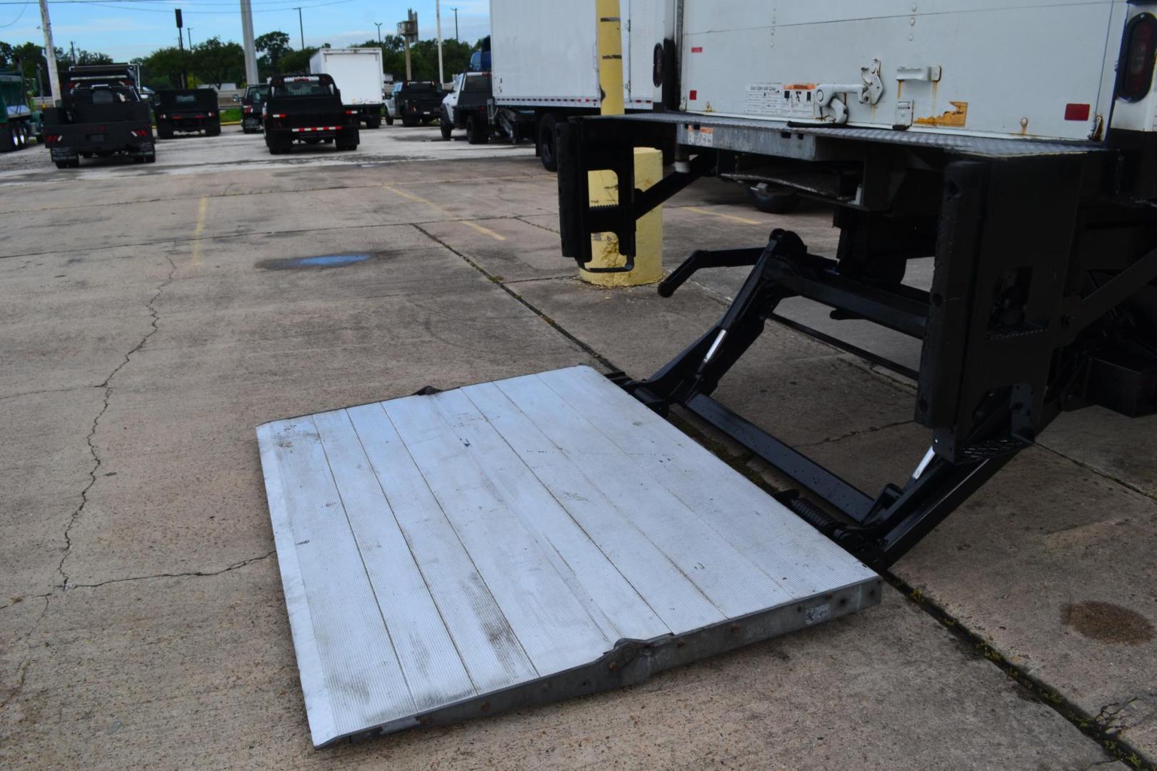 2016 WHITE /GRAY INTERNATIONAL 4300 (1HTMMMML5GH) with an CUMMINS ISB 6.7L 240HP engine, ALLISON 2200RDS AUTOMATIC transmission, located at 9172 North Fwy, Houston, TX, 77037, (713) 910-6868, 29.887470, -95.411903 - 25,999 LB GVWR NON CDL, SUPREME 26 FT BOX, HEIGHT 103" X WIDTH 102", AIR RIDE SUSPENSION, 3,000 LB ALUMINUM LIFT GATE W/ RAMP, 90 GALLON FUEL TANKS, POWER WINDOWS & LOCKS , CURBSIDE DOOR - Photo#7