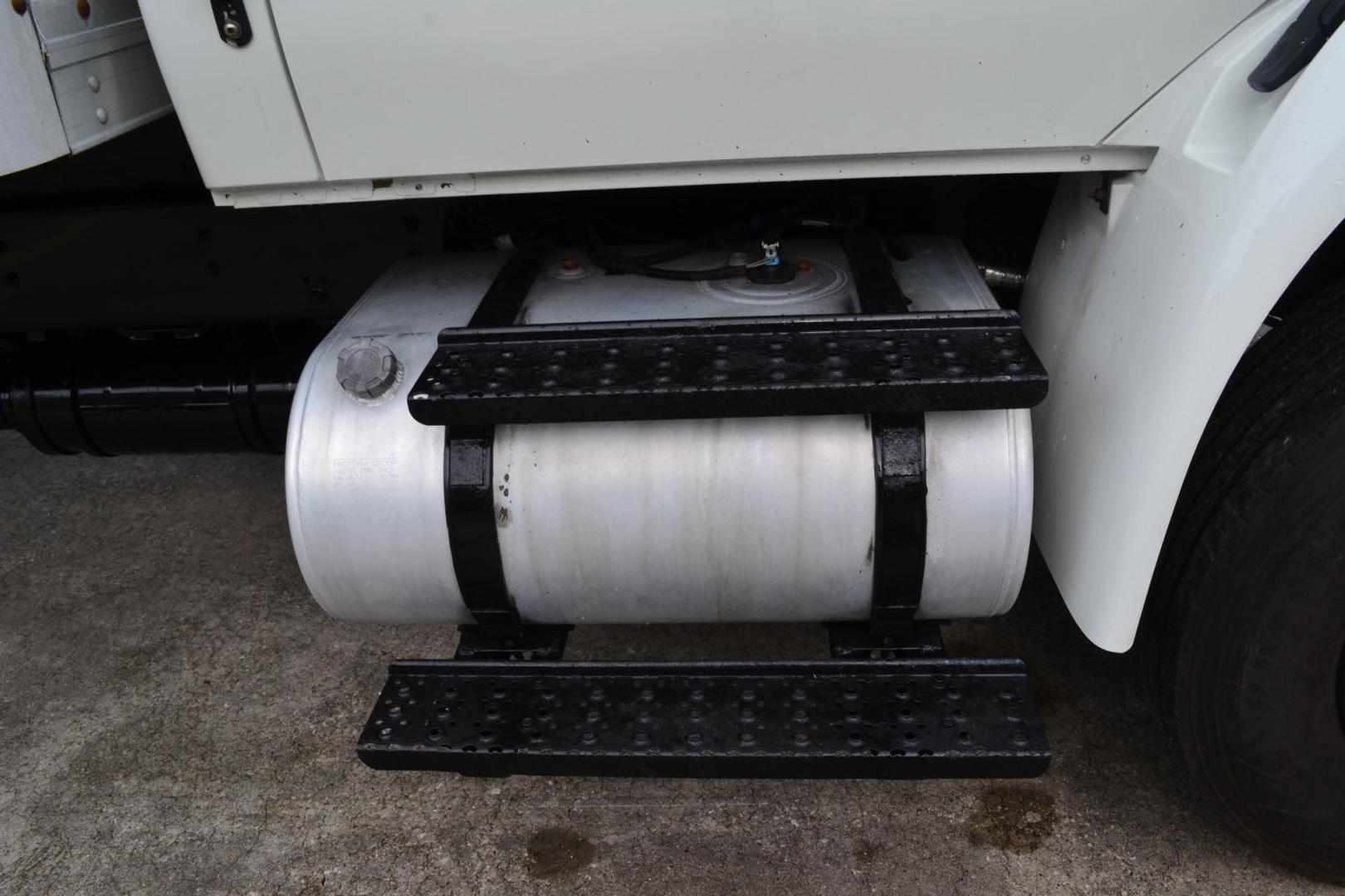 2016 WHITE /GRAY INTERNATIONAL 4300 (1HTMMMML5GH) with an CUMMINS ISB 6.7L 240HP engine, ALLISON 2200RDS AUTOMATIC transmission, located at 9172 North Fwy, Houston, TX, 77037, (713) 910-6868, 29.887470, -95.411903 - 25,999 LB GVWR NON CDL, SUPREME 26 FT BOX, HEIGHT 103" X WIDTH 102", AIR RIDE SUSPENSION, 3,000 LB ALUMINUM LIFT GATE W/ RAMP, 90 GALLON FUEL TANKS, POWER WINDOWS & LOCKS , CURBSIDE DOOR - Photo#10