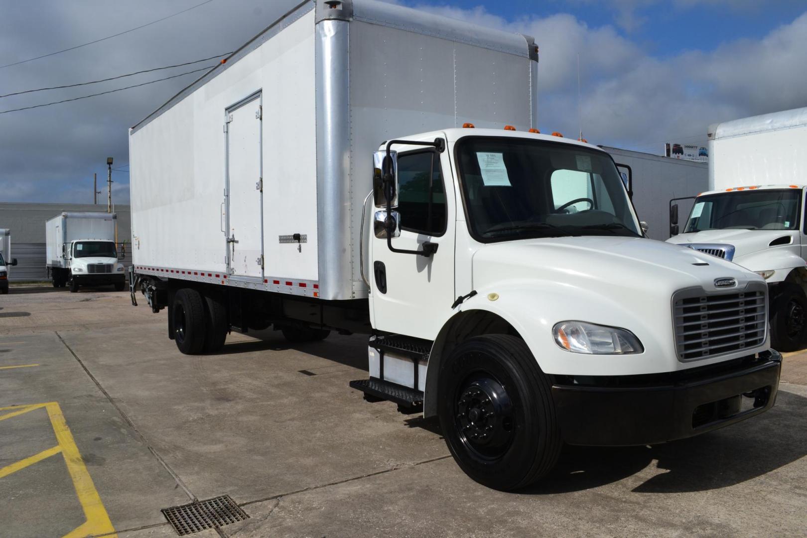 2018 WHITE /BLACK FREIGHTLINER M2-106 (3ALACWFC9JD) with an CUMMINS B6.7L 240HP engine, ALLISON 2500RDS AUTOMATIC transmission, located at 9172 North Fwy, Houston, TX, 77037, (713) 910-6868, 29.887470, -95.411903 - Photo#2