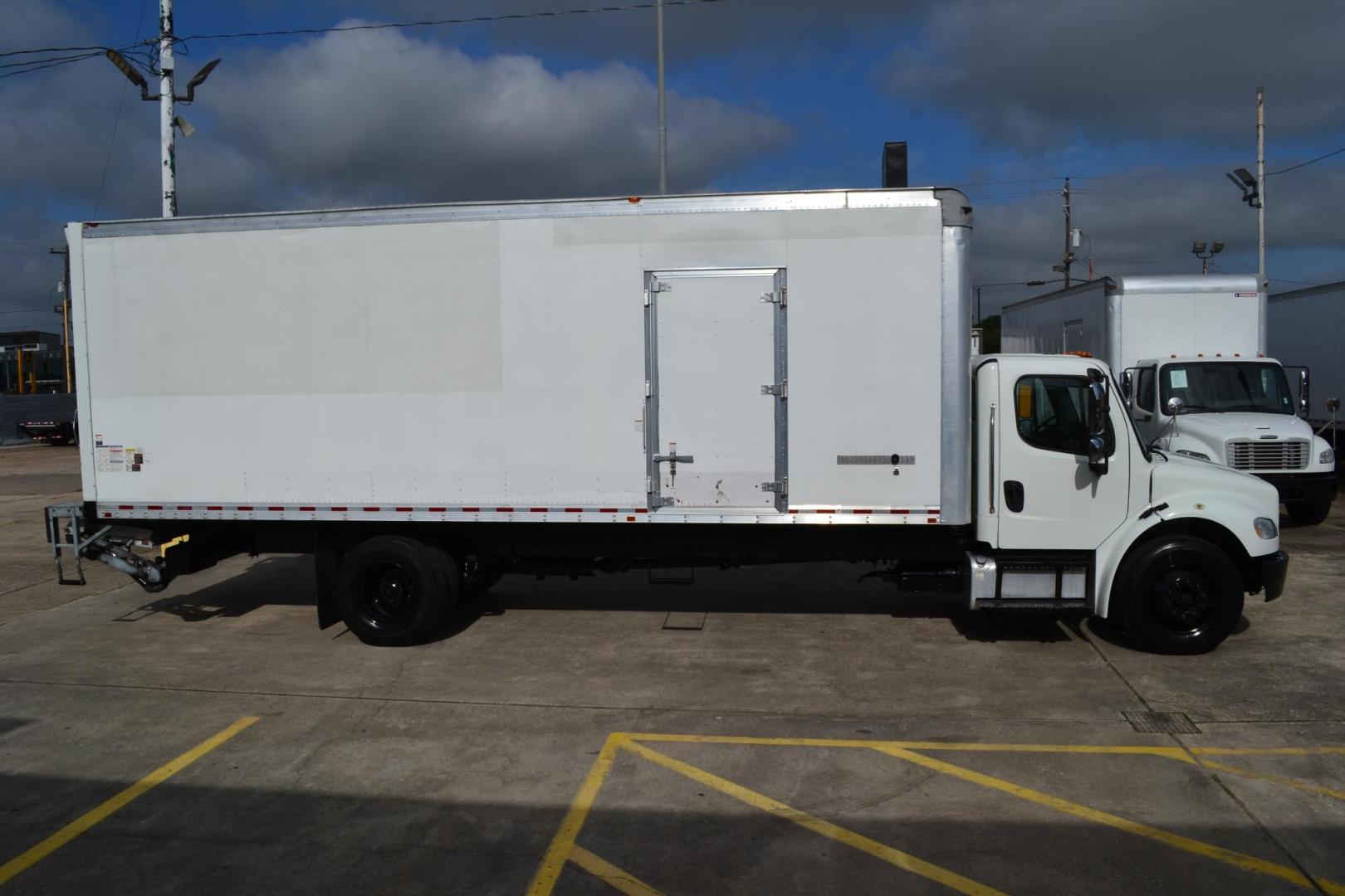 2018 WHITE /BLACK FREIGHTLINER M2-106 (3ALACWFC9JD) with an CUMMINS B6.7L 240HP engine, ALLISON 2500RDS AUTOMATIC transmission, located at 9172 North Fwy, Houston, TX, 77037, (713) 910-6868, 29.887470, -95.411903 - Photo#3