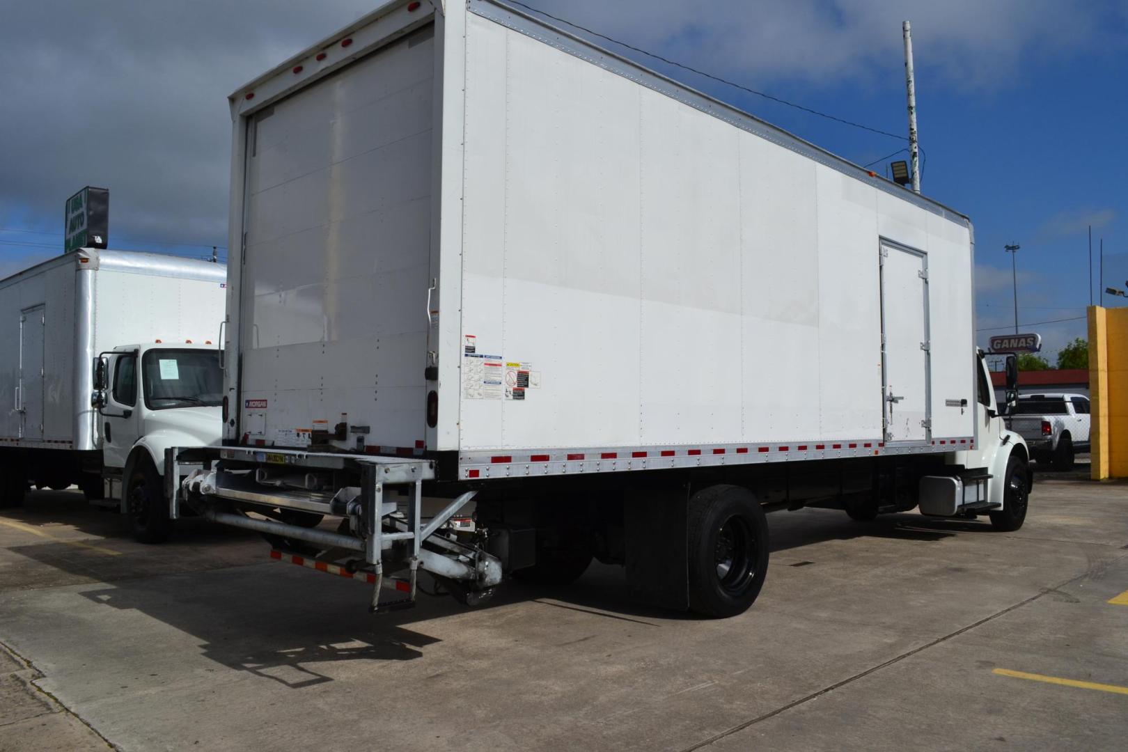 2018 WHITE /BLACK FREIGHTLINER M2-106 (3ALACWFC9JD) with an CUMMINS B6.7L 240HP engine, ALLISON 2500RDS AUTOMATIC transmission, located at 9172 North Fwy, Houston, TX, 77037, (713) 910-6868, 29.887470, -95.411903 - Photo#4