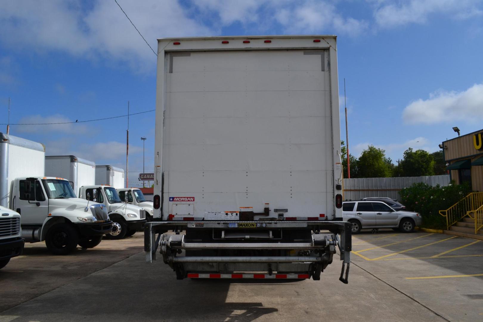 2018 WHITE /BLACK FREIGHTLINER M2-106 (3ALACWFC9JD) with an CUMMINS B6.7L 240HP engine, ALLISON 2500RDS AUTOMATIC transmission, located at 9172 North Fwy, Houston, TX, 77037, (713) 910-6868, 29.887470, -95.411903 - Photo#5
