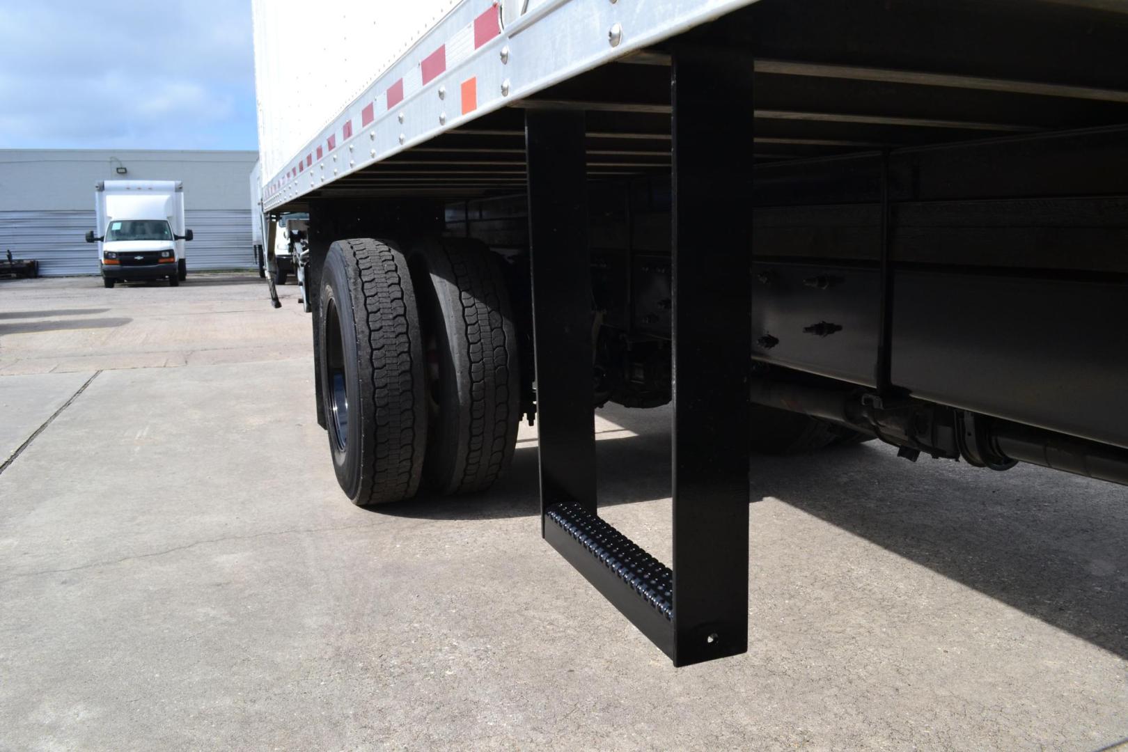 2018 WHITE /BLACK FREIGHTLINER M2-106 (3ALACWFC9JD) with an CUMMINS B6.7L 240HP engine, ALLISON 2500RDS AUTOMATIC transmission, located at 9172 North Fwy, Houston, TX, 77037, (713) 910-6868, 29.887470, -95.411903 - Photo#9