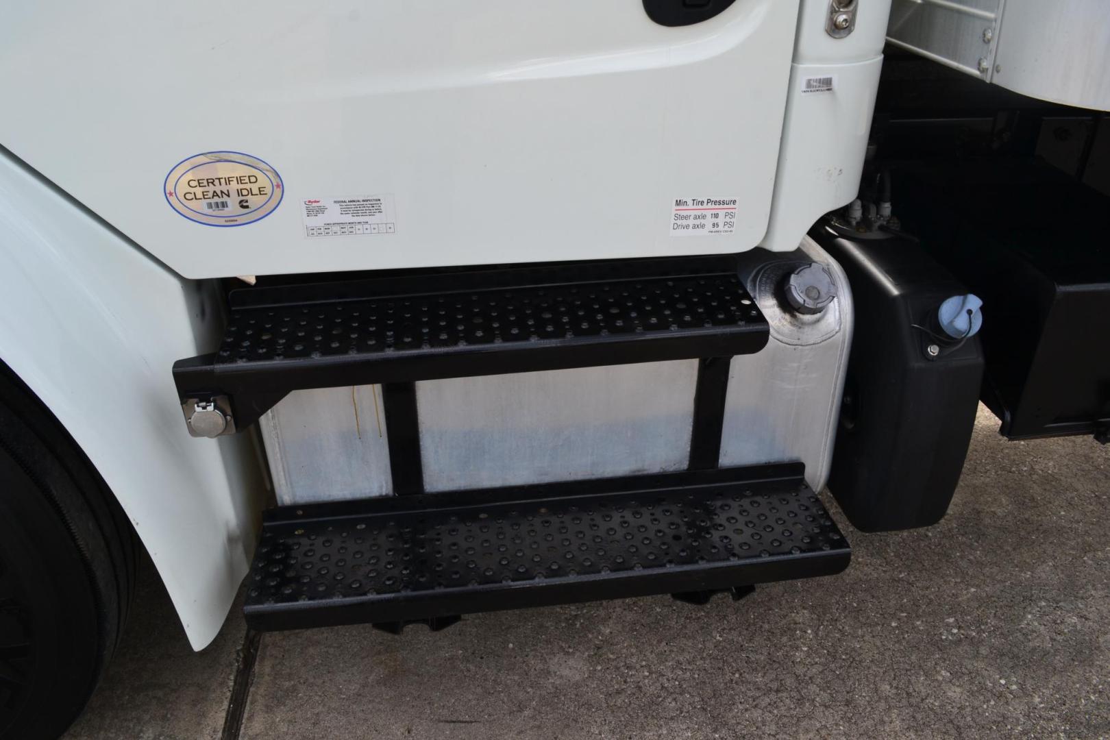 2018 WHITE /BLACK FREIGHTLINER M2-106 (3ALACWFC9JD) with an CUMMINS B6.7L 240HP engine, ALLISON 2500RDS AUTOMATIC transmission, located at 9172 North Fwy, Houston, TX, 77037, (713) 910-6868, 29.887470, -95.411903 - Photo#11