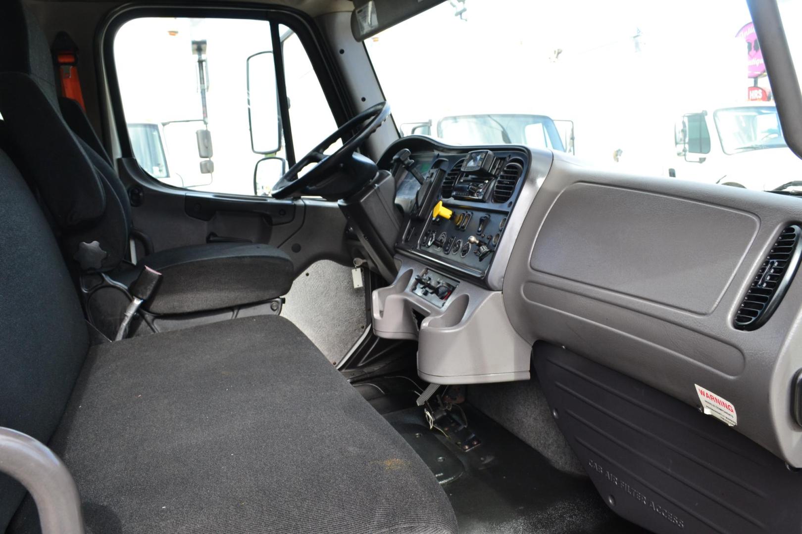 2018 WHITE /BLACK FREIGHTLINER M2-106 (3ALACWFC9JD) with an CUMMINS B6.7L 240HP engine, ALLISON 2500RDS AUTOMATIC transmission, located at 9172 North Fwy, Houston, TX, 77037, (713) 910-6868, 29.887470, -95.411903 - Photo#13