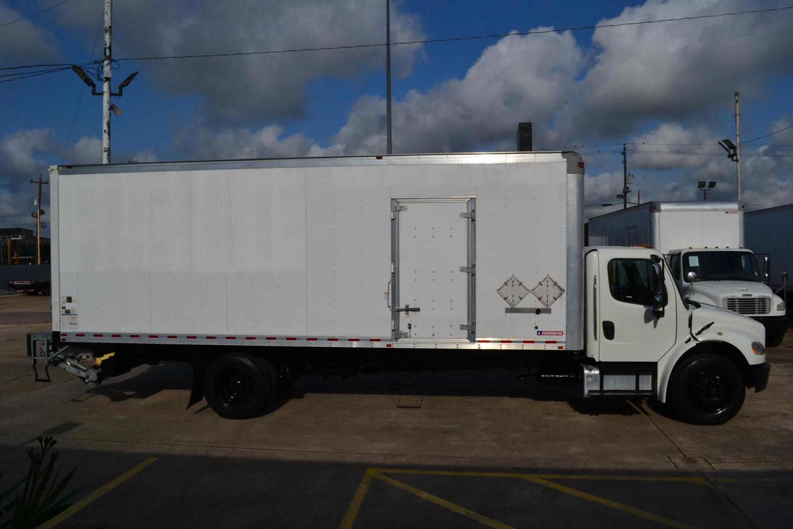 2018 WHITE /BLACK FREIGHTLINER M2-106 (3ALACWFC6JD) with an CUMMINS B6.7L 240HP engine, ALLISON 2500RDS AUTOMATIC transmission, located at 9172 North Fwy, Houston, TX, 77037, (713) 910-6868, 29.887470, -95.411903 - Photo#3