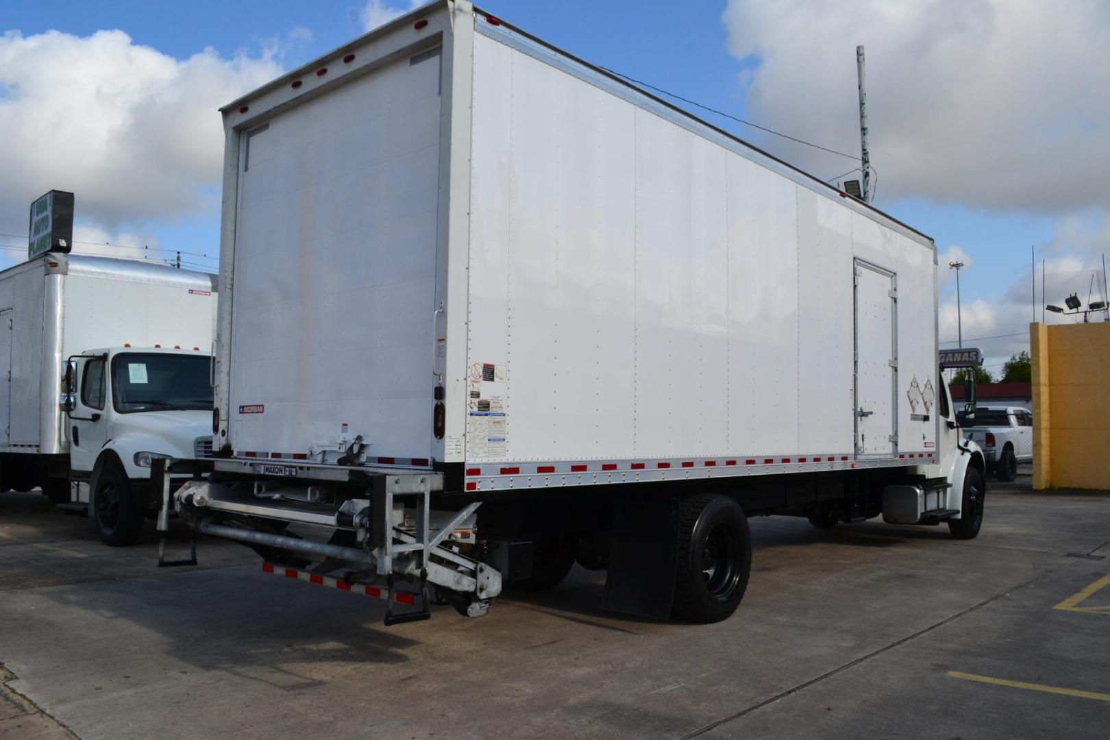 2018 WHITE /BLACK FREIGHTLINER M2-106 (3ALACWFC6JD) with an CUMMINS B6.7L 240HP engine, ALLISON 2500RDS AUTOMATIC transmission, located at 9172 North Fwy, Houston, TX, 77037, (713) 910-6868, 29.887470, -95.411903 - Photo#4