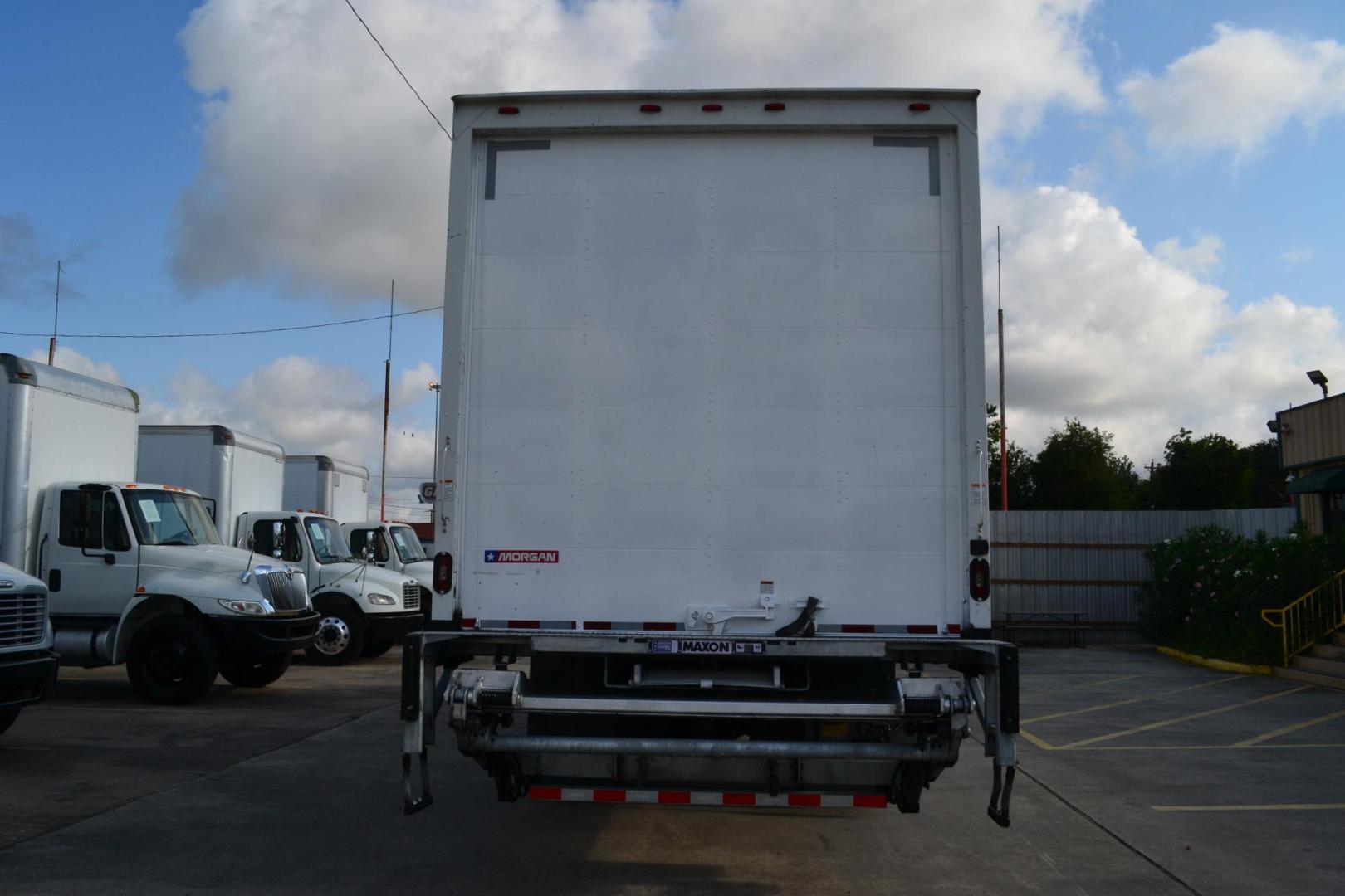 2018 WHITE /BLACK FREIGHTLINER M2-106 (3ALACWFC6JD) with an CUMMINS B6.7L 240HP engine, ALLISON 2500RDS AUTOMATIC transmission, located at 9172 North Fwy, Houston, TX, 77037, (713) 910-6868, 29.887470, -95.411903 - Photo#5