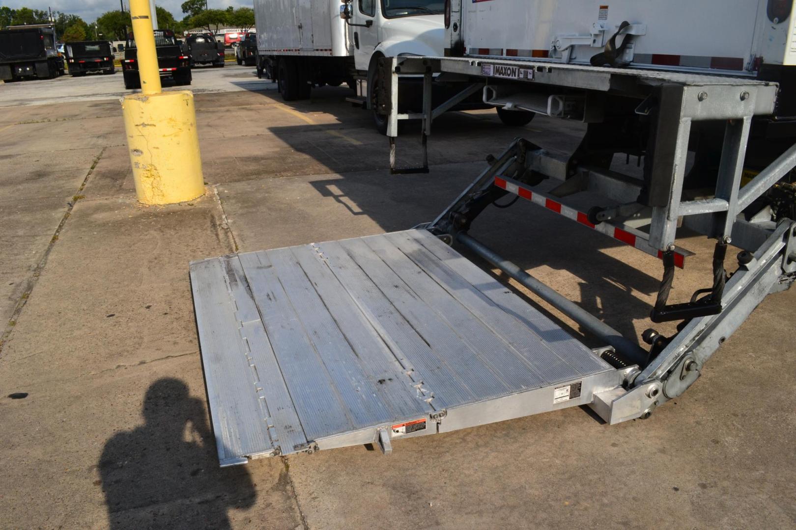 2018 WHITE /BLACK FREIGHTLINER M2-106 (3ALACWFC6JD) with an CUMMINS B6.7L 240HP engine, ALLISON 2500RDS AUTOMATIC transmission, located at 9172 North Fwy, Houston, TX, 77037, (713) 910-6868, 29.887470, -95.411903 - Photo#7