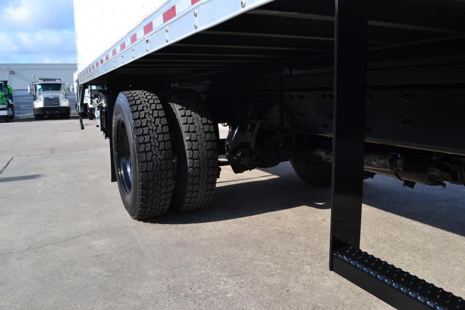 2018 WHITE /BLACK FREIGHTLINER M2-106 (3ALACWFC6JD) with an CUMMINS B6.7L 240HP engine, ALLISON 2500RDS AUTOMATIC transmission, located at 9172 North Fwy, Houston, TX, 77037, (713) 910-6868, 29.887470, -95.411903 - Photo#9