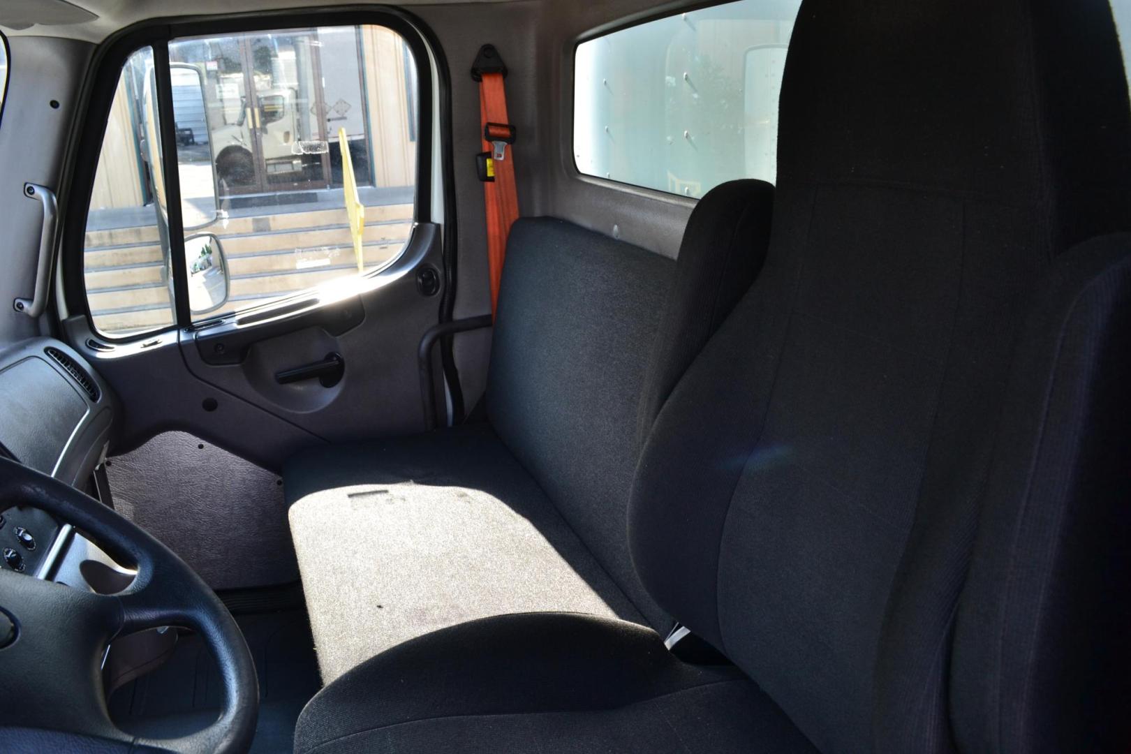 2018 WHITE /BLACK FREIGHTLINER M2-106 (3ALACWFC6JD) with an CUMMINS B6.7L 240HP engine, ALLISON 2500RDS AUTOMATIC transmission, located at 9172 North Fwy, Houston, TX, 77037, (713) 910-6868, 29.887470, -95.411903 - Photo#14