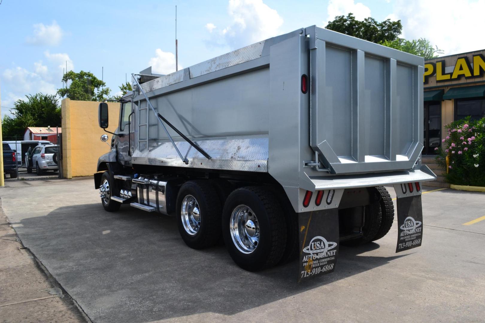 2017 SILVER /BLACK MACK CXU613 (1M1AW02Y1HM) with an MACK MP7 10.8L 395 HP engine, 10 SPD MANUAL transmission, located at 9172 North Fwy, Houston, TX, 77037, (713) 910-6868, 29.887470, -95.411903 - 15 FT DUMP BED, 16 CUBIC YARDS, 12,000LB FRONT AXLE, 40,000 LB REARS, AIR RIDE SUSPENSION, 120 GALLON FUEL TANK, ELECTRIC TARP, ENGINE BRAKE, DIFF LOCK, RATIO: 3.25, POWER WINDOWS, LOCKS & MIRRORS - Photo#6