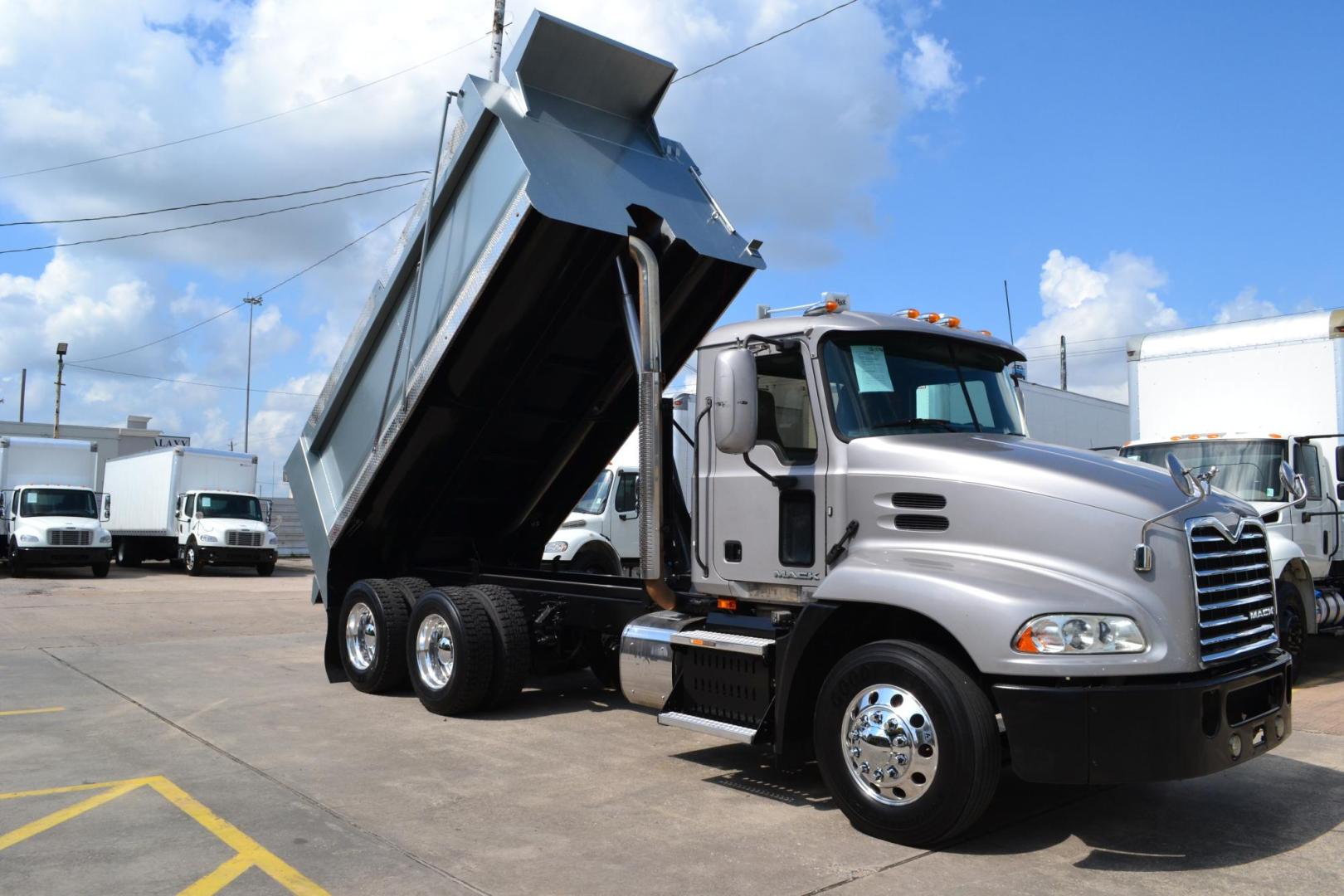 2017 SILVER /BLACK MACK CXU613 (1M1AW02Y1HM) with an MACK MP7 10.8L 395 HP engine, 10 SPD MANUAL transmission, located at 9172 North Fwy, Houston, TX, 77037, (713) 910-6868, 29.887470, -95.411903 - 15 FT DUMP BED, 16 CUBIC YARDS, 12,000LB FRONT AXLE, 40,000 LB REARS, AIR RIDE SUSPENSION, 120 GALLON FUEL TANK, ELECTRIC TARP, ENGINE BRAKE, DIFF LOCK, RATIO: 3.25, POWER WINDOWS, LOCKS & MIRRORS - Photo#8