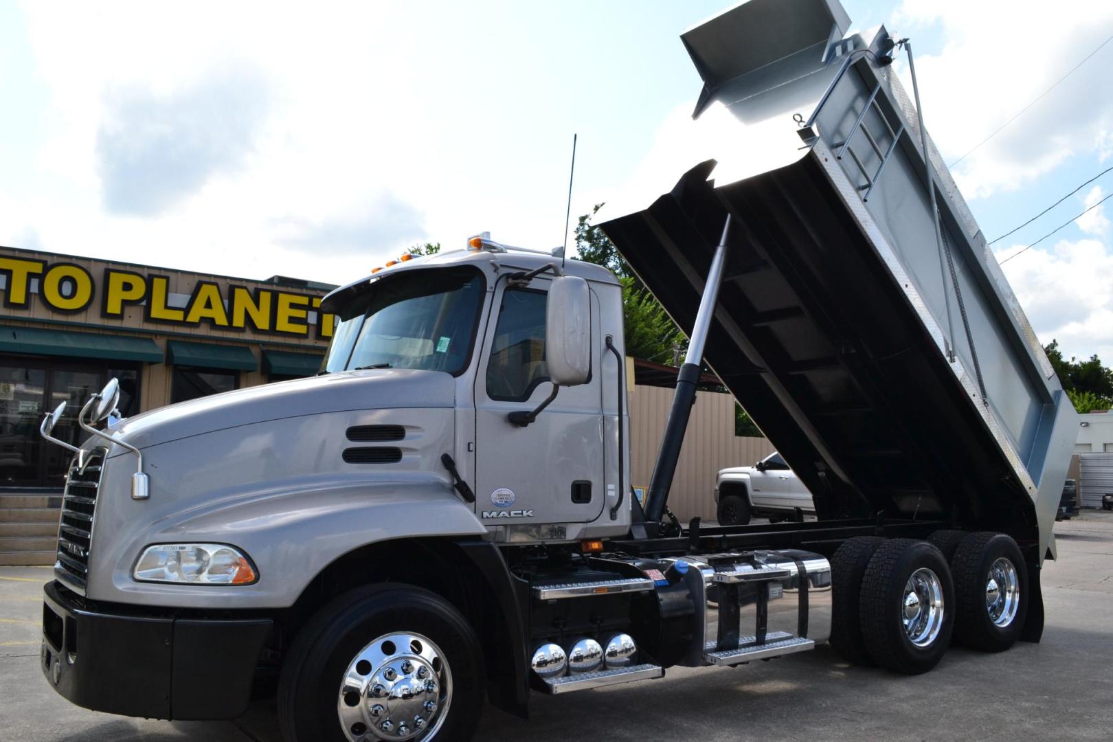 2017 SILVER /BLACK MACK CXU613 (1M1AW02Y1HM) with an MACK MP7 10.8L 395 HP engine, 10 SPD MANUAL transmission, located at 9172 North Fwy, Houston, TX, 77037, (713) 910-6868, 29.887470, -95.411903 - 15 FT DUMP BED, 16 CUBIC YARDS, 12,000LB FRONT AXLE, 40,000 LB REARS, AIR RIDE SUSPENSION, 120 GALLON FUEL TANK, ELECTRIC TARP, ENGINE BRAKE, DIFF LOCK, RATIO: 3.25, POWER WINDOWS, LOCKS & MIRRORS - Photo#10