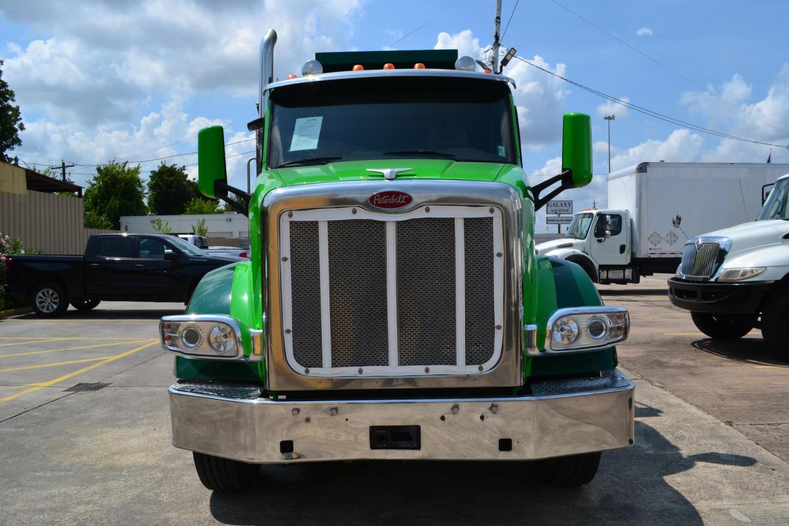 2018 GREEN /GRAY PETERBILT 567 (1XPCD49X9JD) with an CUMMINS X15 14.9L 450 HP engine, EATON FULLER 12 SPD AUTOSHIFT transmission, located at 9172 North Fwy, Houston, TX, 77037, (713) 910-6868, 29.887470, -95.411903 - Photo#1