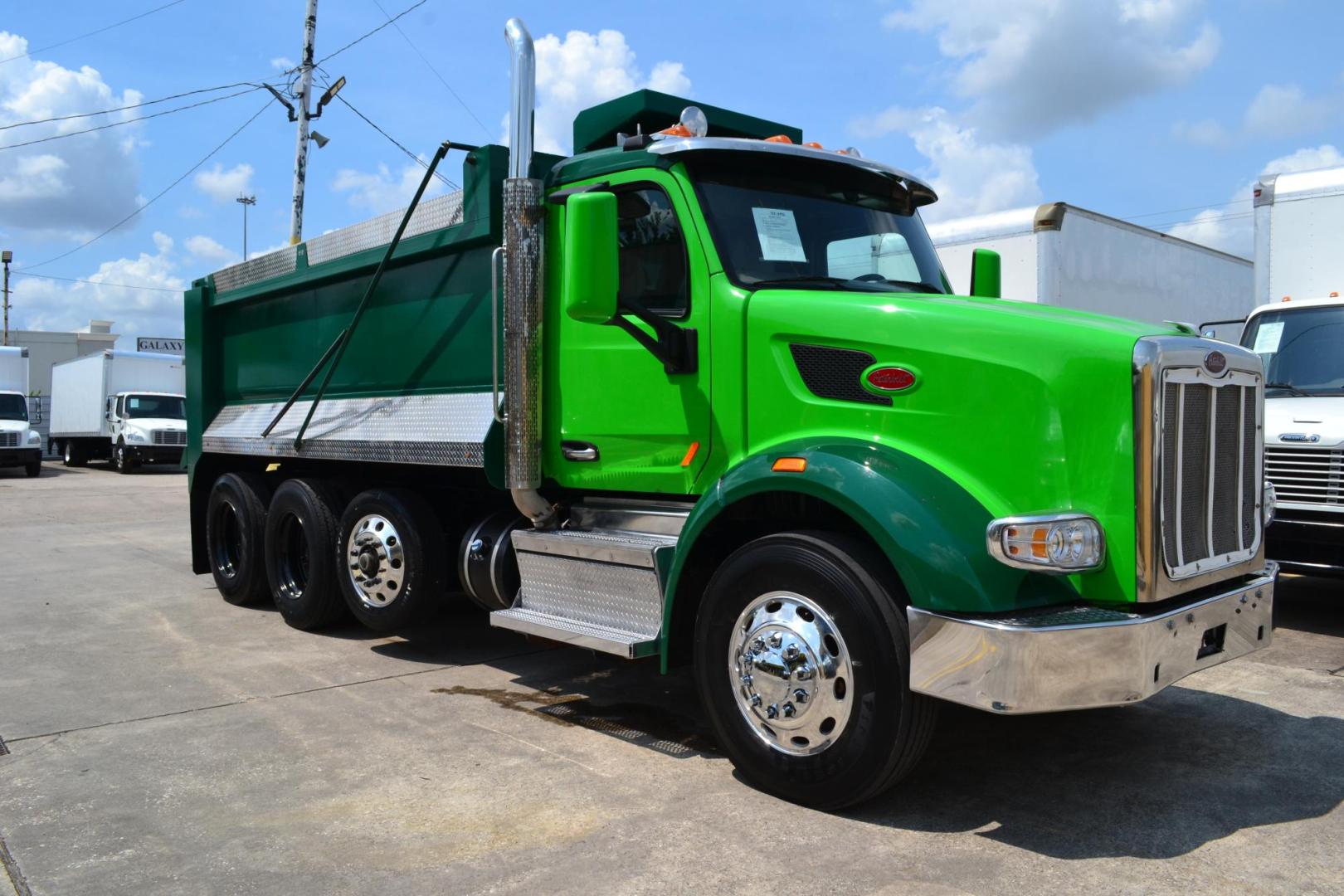 2018 GREEN /GRAY PETERBILT 567 (1XPCD49X9JD) with an CUMMINS X15 14.9L 450 HP engine, EATON FULLER 12 SPD AUTOSHIFT transmission, located at 9172 North Fwy, Houston, TX, 77037, (713) 910-6868, 29.887470, -95.411903 - Photo#2