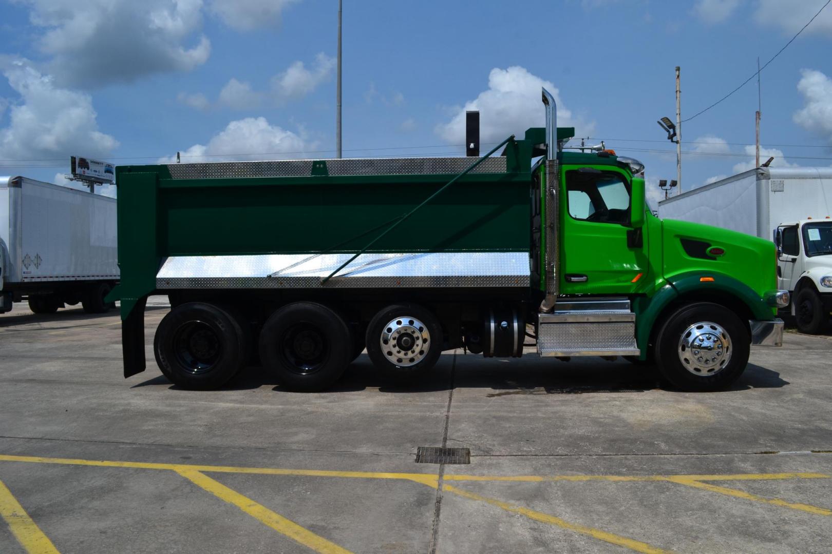 2018 GREEN /GRAY PETERBILT 567 (1XPCD49X9JD) with an CUMMINS X15 14.9L 450 HP engine, EATON FULLER 12 SPD AUTOSHIFT transmission, located at 9172 North Fwy, Houston, TX, 77037, (713) 910-6868, 29.887470, -95.411903 - Photo#3