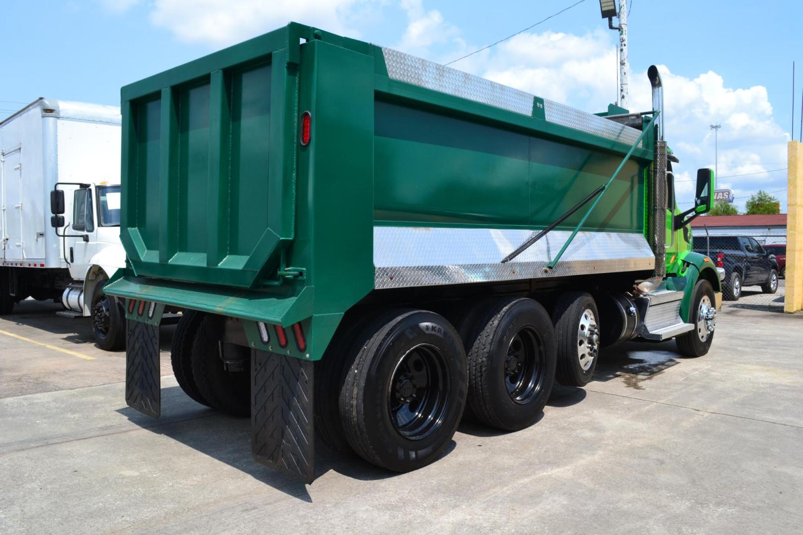 2018 GREEN /GRAY PETERBILT 567 (1XPCD49X9JD) with an CUMMINS X15 14.9L 450 HP engine, EATON FULLER 12 SPD AUTOSHIFT transmission, located at 9172 North Fwy, Houston, TX, 77037, (713) 910-6868, 29.887470, -95.411903 - Photo#4