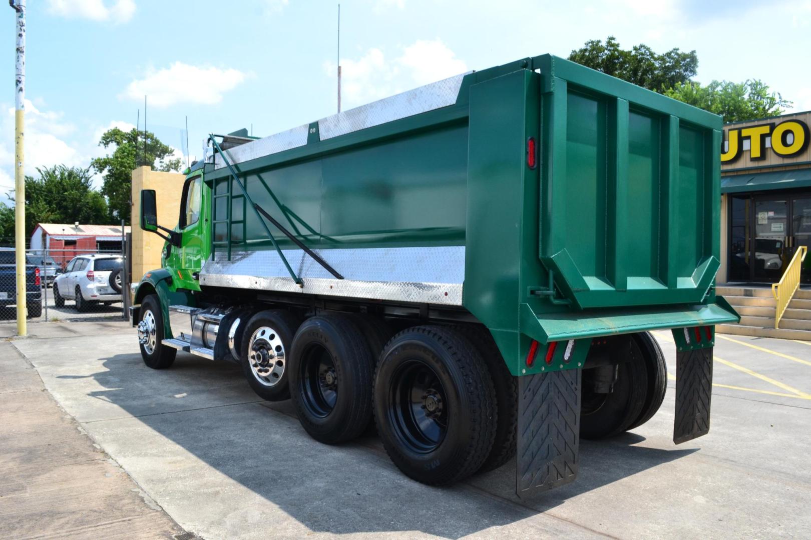 2018 GREEN /GRAY PETERBILT 567 (1XPCD49X9JD) with an CUMMINS X15 14.9L 450 HP engine, EATON FULLER 12 SPD AUTOSHIFT transmission, located at 9172 North Fwy, Houston, TX, 77037, (713) 910-6868, 29.887470, -95.411903 - Photo#5