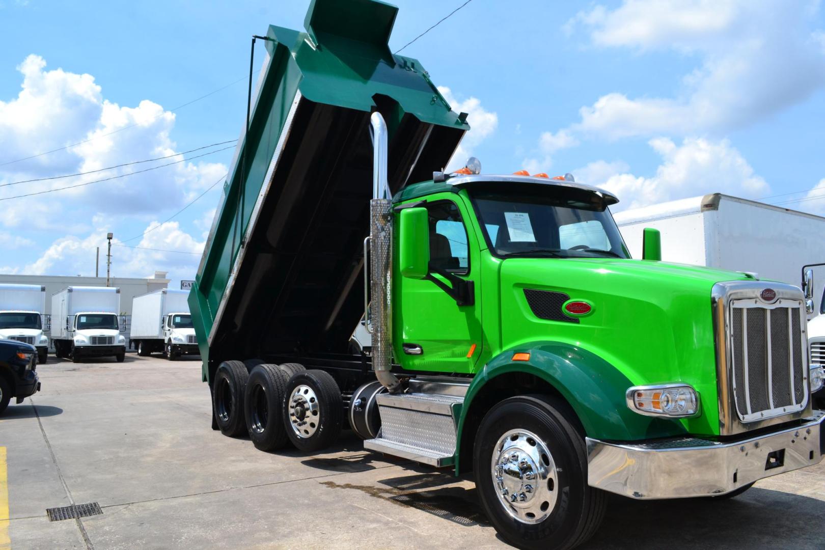 2018 GREEN /GRAY PETERBILT 567 (1XPCD49X9JD) with an CUMMINS X15 14.9L 450 HP engine, EATON FULLER 12 SPD AUTOSHIFT transmission, located at 9172 North Fwy, Houston, TX, 77037, (713) 910-6868, 29.887470, -95.411903 - Photo#6