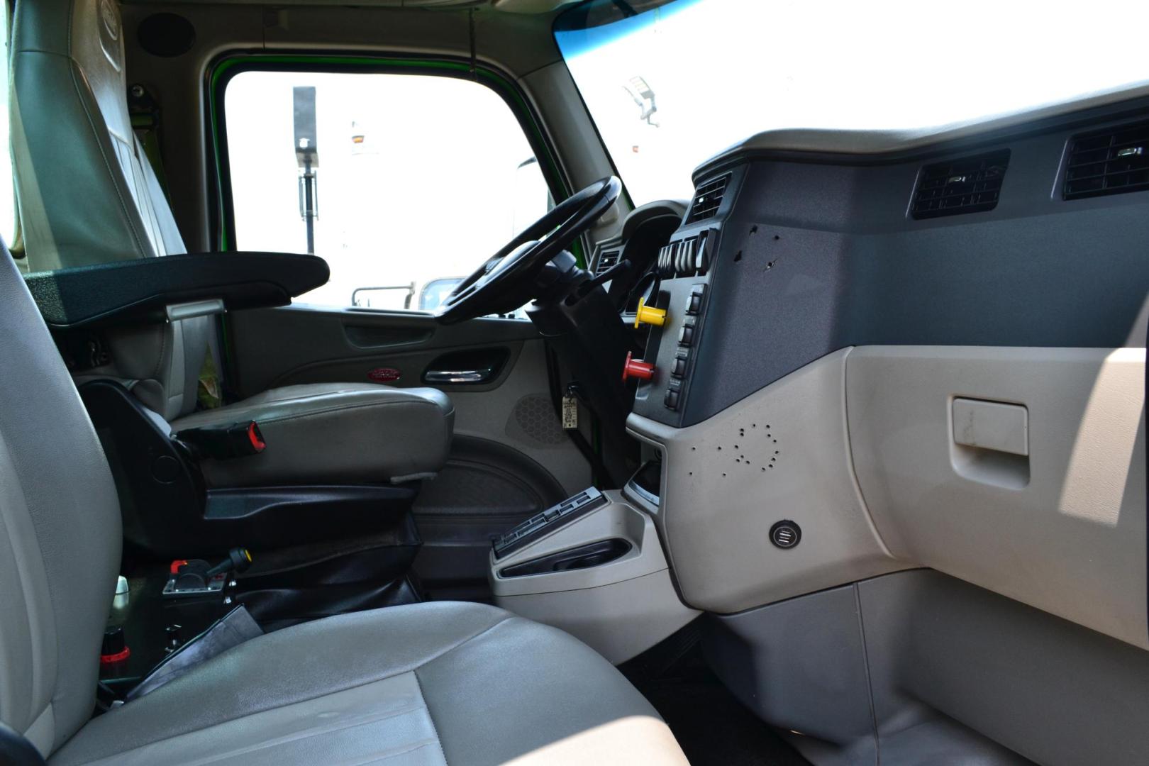 2018 GREEN /GRAY PETERBILT 567 (1XPCD49X9JD) with an CUMMINS X15 14.9L 450 HP engine, EATON FULLER 12 SPD AUTOSHIFT transmission, located at 9172 North Fwy, Houston, TX, 77037, (713) 910-6868, 29.887470, -95.411903 - Photo#9