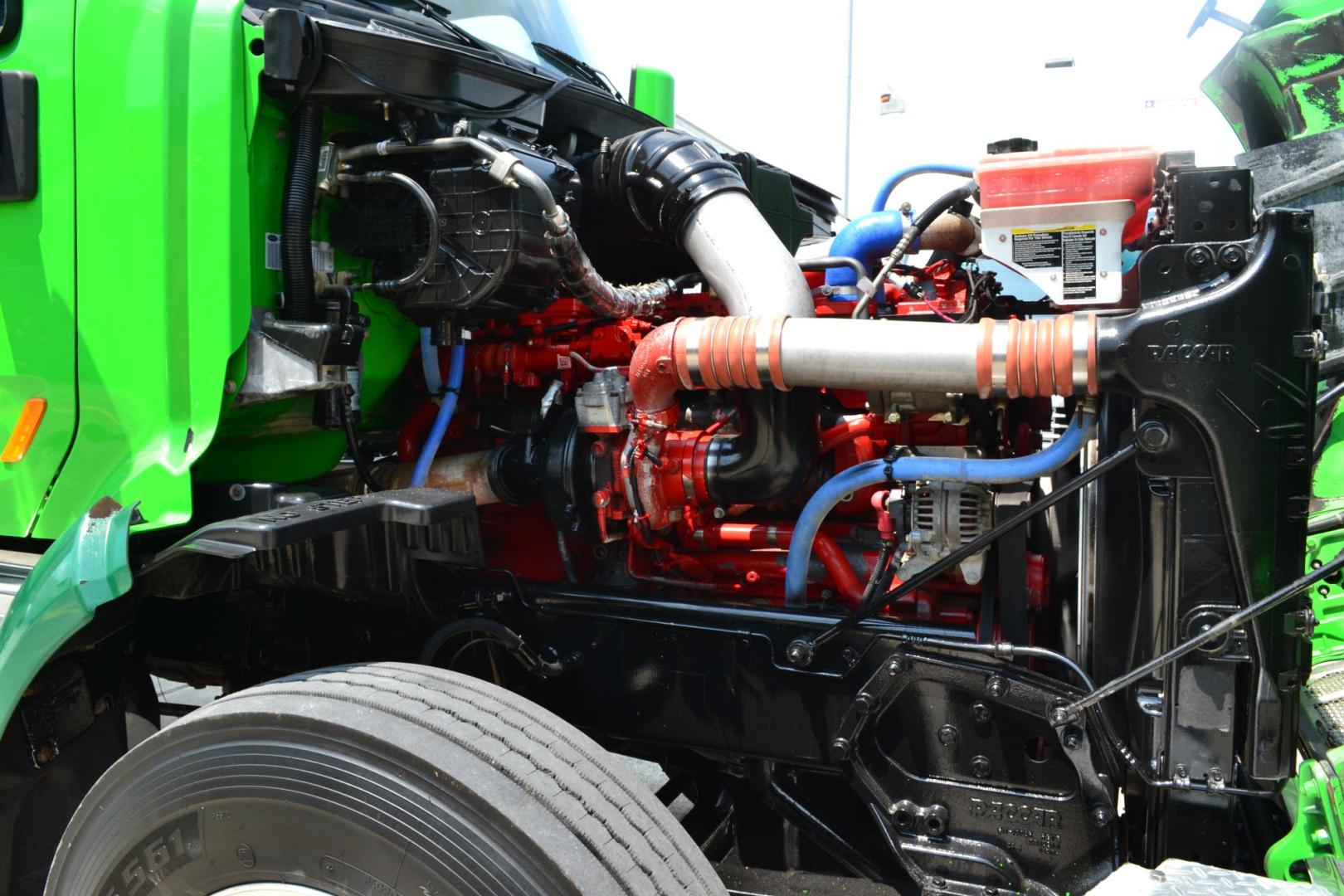 2018 GREEN /GRAY PETERBILT 567 (1XPCD49X9JD) with an CUMMINS X15 14.9L 450 HP engine, EATON FULLER 12 SPD AUTOSHIFT transmission, located at 9172 North Fwy, Houston, TX, 77037, (713) 910-6868, 29.887470, -95.411903 - Photo#17