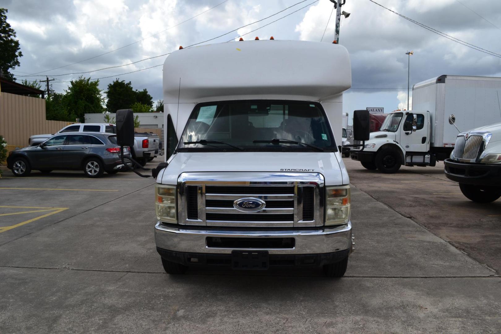 2009 WHITE /RED FORD E-450SD (1FDFE45S09D) with an FORD 6.8L SINGLE OVERHEAD CAM engine, 6SPD AUTOMATIC transmission, located at 9172 North Fwy, Houston, TX, 77037, (713) 910-6868, 29.887470, -95.411903 - 22 PASSENGER STARCRAFT SHUTTLE BUS, WHEELBASE: 158", RATIO: 4.10, DUAL CLIMATE ZONE, 55 GALLON FUEL TANK, GVWR: 14,500 - Photo#1