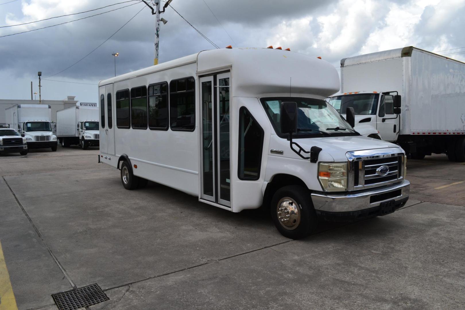 2009 WHITE /RED FORD E-450SD (1FDFE45S09D) with an FORD 6.8L SINGLE OVERHEAD CAM engine, 6SPD AUTOMATIC transmission, located at 9172 North Fwy, Houston, TX, 77037, (713) 910-6868, 29.887470, -95.411903 - 22 PASSENGER STARCRAFT SHUTTLE BUS, WHEELBASE: 158", RATIO: 4.10, DUAL CLIMATE ZONE, 55 GALLON FUEL TANK, GVWR: 14,500 - Photo#2