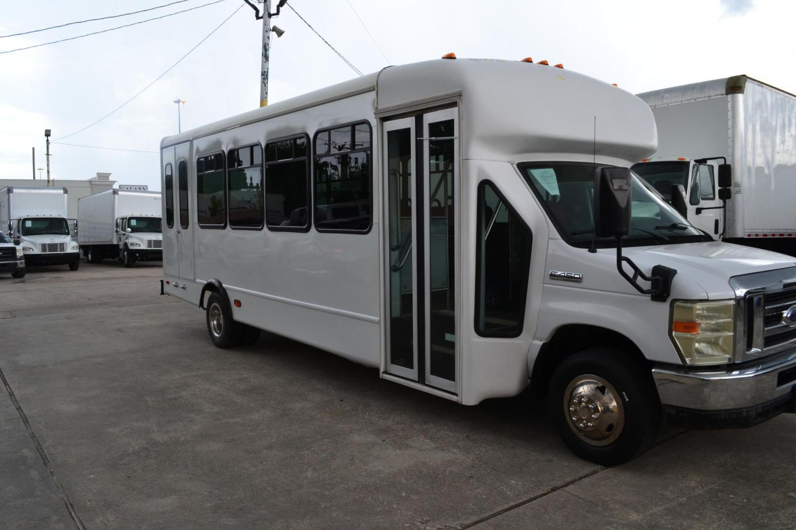 2009 WHITE /RED FORD E-450SD (1FDFE45S09D) with an FORD 6.8L SINGLE OVERHEAD CAM engine, 6SPD AUTOMATIC transmission, located at 9172 North Fwy, Houston, TX, 77037, (713) 910-6868, 29.887470, -95.411903 - 22 PASSENGER STARCRAFT SHUTTLE BUS, WHEELBASE: 158", RATIO: 4.10, DUAL CLIMATE ZONE, 55 GALLON FUEL TANK, GVWR: 14,500 - Photo#3