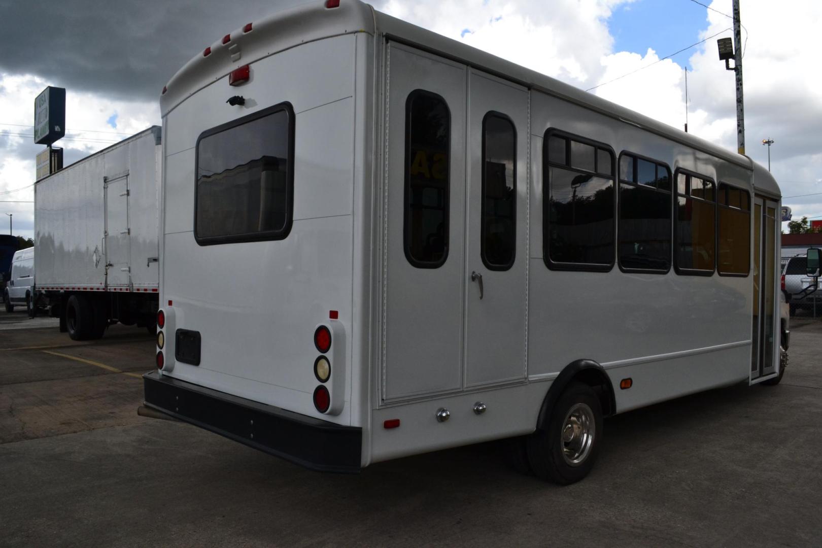 2009 WHITE /RED FORD E-450SD (1FDFE45S09D) with an FORD 6.8L SINGLE OVERHEAD CAM engine, 6SPD AUTOMATIC transmission, located at 9172 North Fwy, Houston, TX, 77037, (713) 910-6868, 29.887470, -95.411903 - 22 PASSENGER STARCRAFT SHUTTLE BUS, WHEELBASE: 158", RATIO: 4.10, DUAL CLIMATE ZONE, 55 GALLON FUEL TANK, GVWR: 14,500 - Photo#4