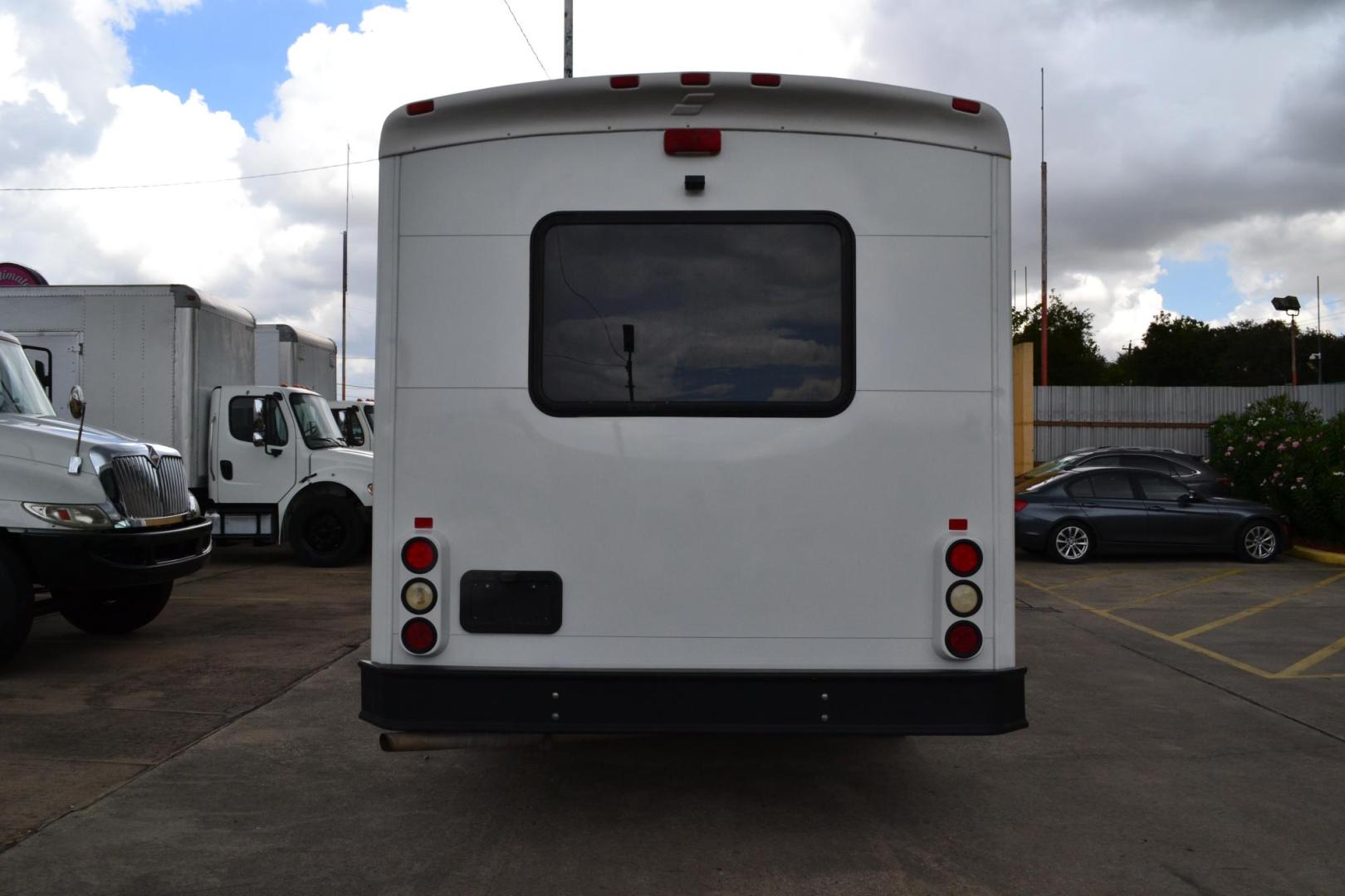 2009 WHITE /RED FORD E-450SD (1FDFE45S09D) with an FORD 6.8L SINGLE OVERHEAD CAM engine, 6SPD AUTOMATIC transmission, located at 9172 North Fwy, Houston, TX, 77037, (713) 910-6868, 29.887470, -95.411903 - 22 PASSENGER STARCRAFT SHUTTLE BUS, WHEELBASE: 158", RATIO: 4.10, DUAL CLIMATE ZONE, 55 GALLON FUEL TANK, GVWR: 14,500 - Photo#5