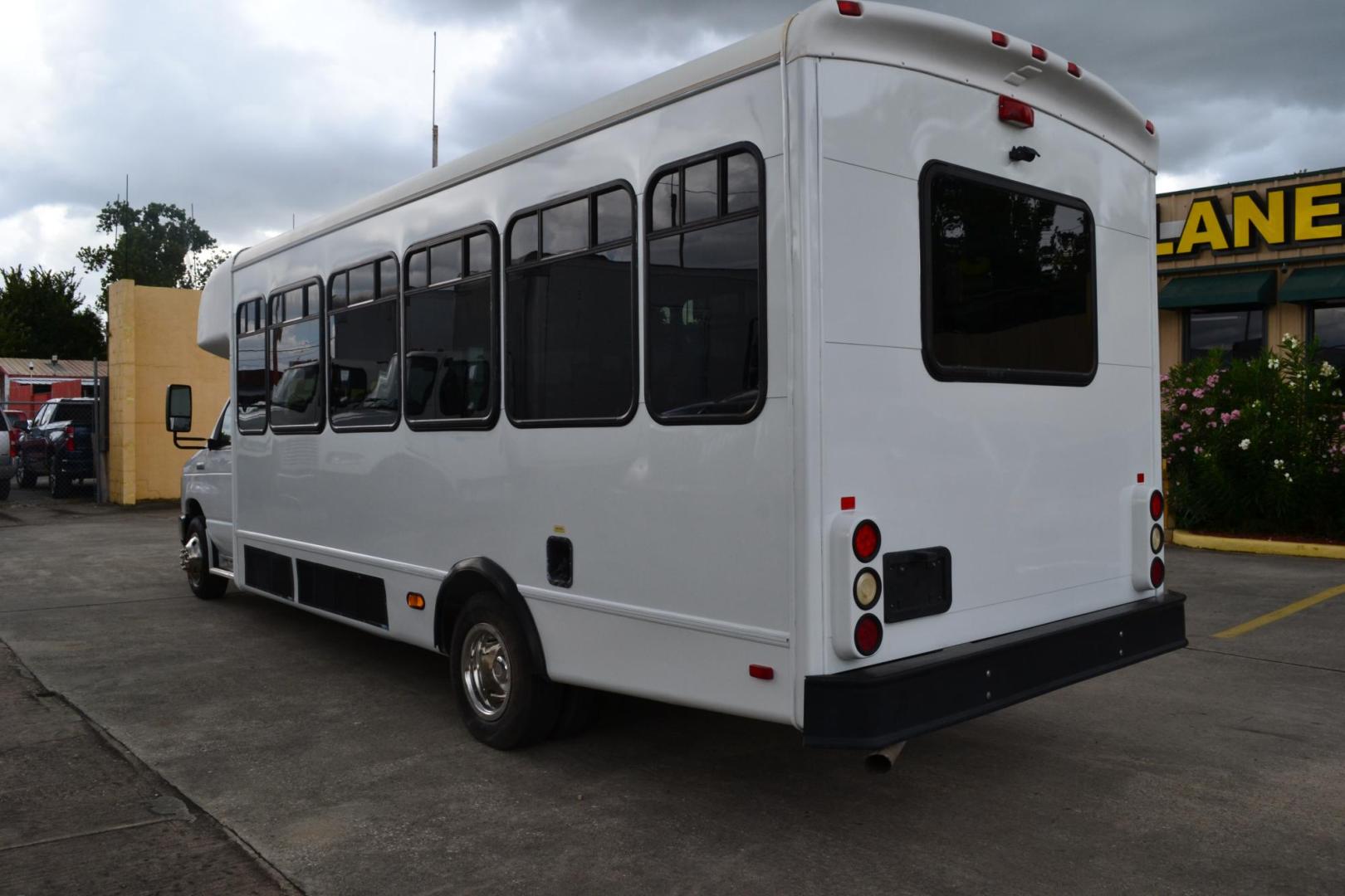 2009 WHITE /RED FORD E-450SD (1FDFE45S09D) with an FORD 6.8L SINGLE OVERHEAD CAM engine, 6SPD AUTOMATIC transmission, located at 9172 North Fwy, Houston, TX, 77037, (713) 910-6868, 29.887470, -95.411903 - 22 PASSENGER STARCRAFT SHUTTLE BUS, WHEELBASE: 158", RATIO: 4.10, DUAL CLIMATE ZONE, 55 GALLON FUEL TANK, GVWR: 14,500 - Photo#6