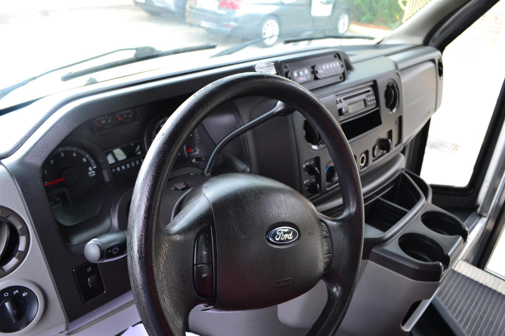 2009 WHITE /RED FORD E-450SD (1FDFE45S09D) with an FORD 6.8L SINGLE OVERHEAD CAM engine, 6SPD AUTOMATIC transmission, located at 9172 North Fwy, Houston, TX, 77037, (713) 910-6868, 29.887470, -95.411903 - 22 PASSENGER STARCRAFT SHUTTLE BUS, WHEELBASE: 158", RATIO: 4.10, DUAL CLIMATE ZONE, 55 GALLON FUEL TANK, GVWR: 14,500 - Photo#8