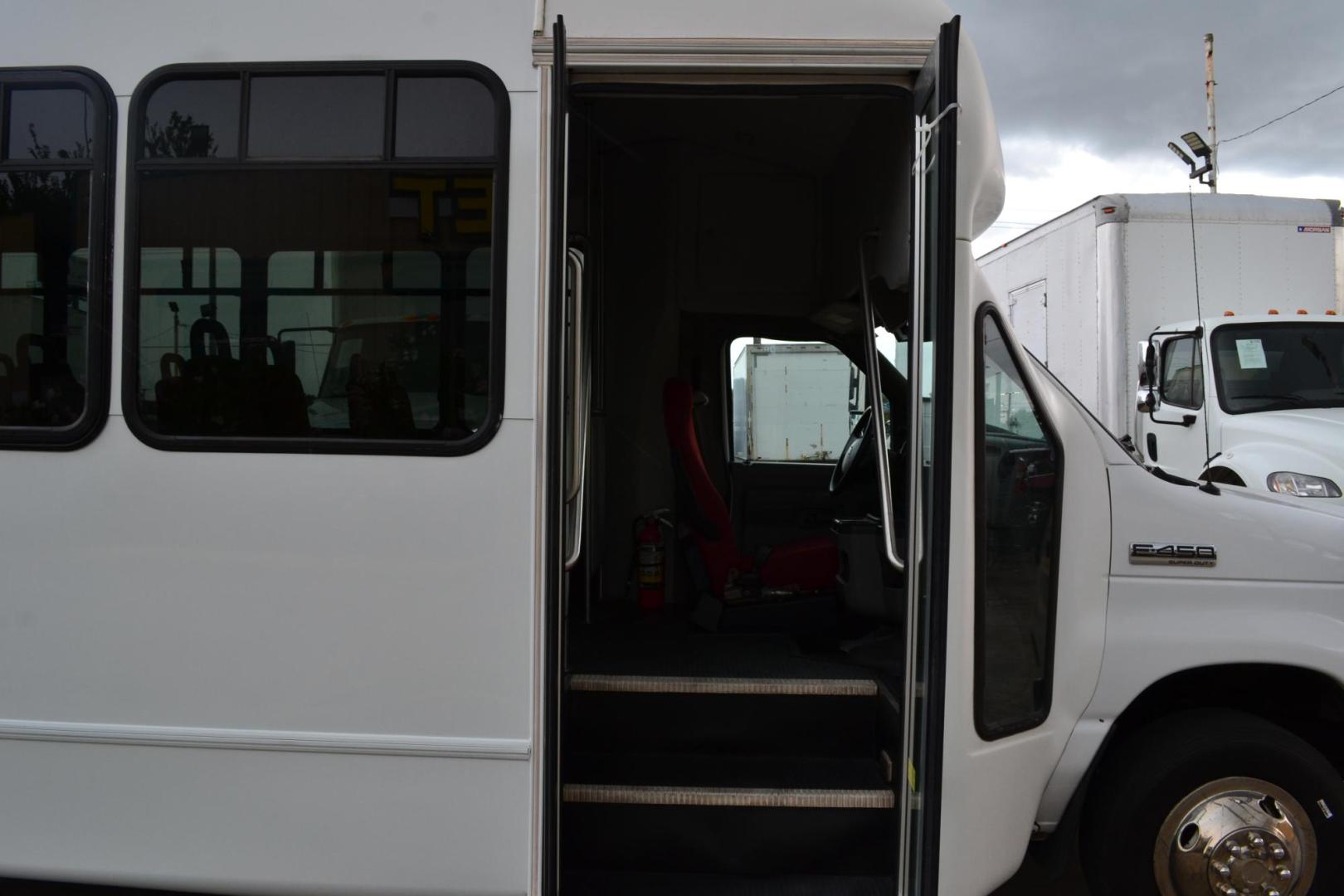 2009 WHITE /RED FORD E-450SD (1FDFE45S09D) with an FORD 6.8L SINGLE OVERHEAD CAM engine, 6SPD AUTOMATIC transmission, located at 9172 North Fwy, Houston, TX, 77037, (713) 910-6868, 29.887470, -95.411903 - 22 PASSENGER STARCRAFT SHUTTLE BUS, WHEELBASE: 158", RATIO: 4.10, DUAL CLIMATE ZONE, 55 GALLON FUEL TANK, GVWR: 14,500 - Photo#14