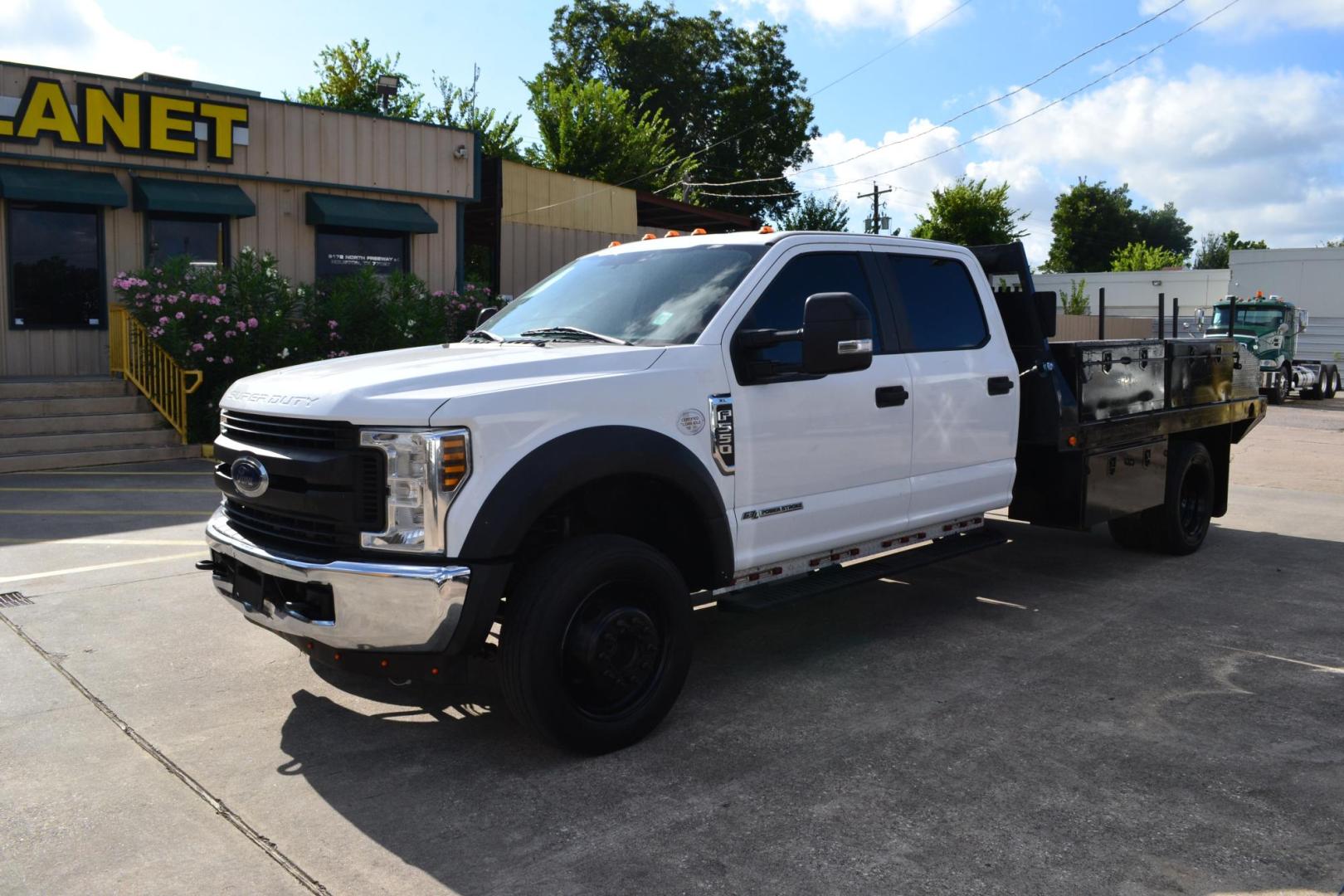 2019 WHITE /BLACK FORD F550 (1FD0W5GT5KE) with an POWERSTROKE 6.7L DIESEL engine, 6SPD AUTOMATIC transmission, located at 9172 North Fwy, Houston, TX, 77037, (713) 910-6868, 29.887470, -95.411903 - 18,000 LB GVWR, 11 FT FLATBED X 98" WIDE, PINTLE HOOK HITCH, 5 X TOOLBOXES, WHEELBASE : 203", RATIO: 4.10, POWER WINDOWS, LOCKS, COLD A/C - Photo#0