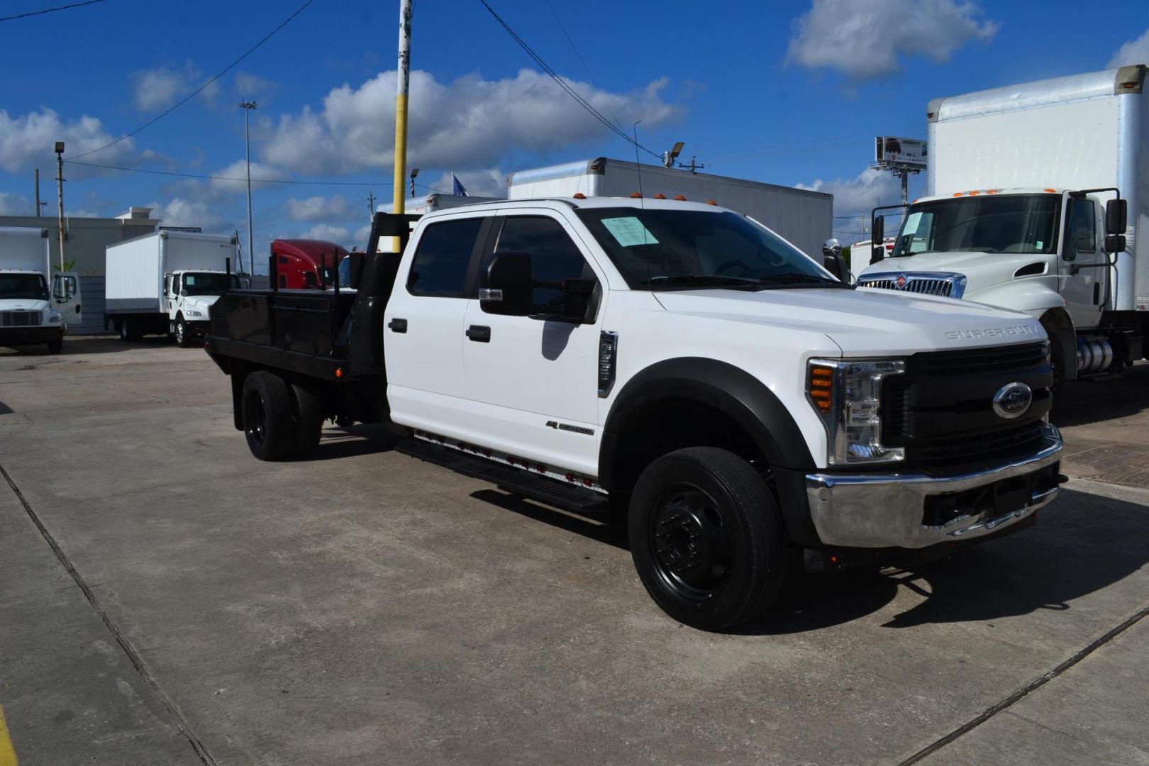 2019 WHITE /BLACK FORD F550 (1FD0W5GT5KE) with an POWERSTROKE 6.7L DIESEL engine, 6SPD AUTOMATIC transmission, located at 9172 North Fwy, Houston, TX, 77037, (713) 910-6868, 29.887470, -95.411903 - 18,000 LB GVWR, 11 FT FLATBED X 98" WIDE, PINTLE HOOK HITCH, 5 X TOOLBOXES, WHEELBASE : 203", RATIO: 4.10, POWER WINDOWS, LOCKS, COLD A/C - Photo#2