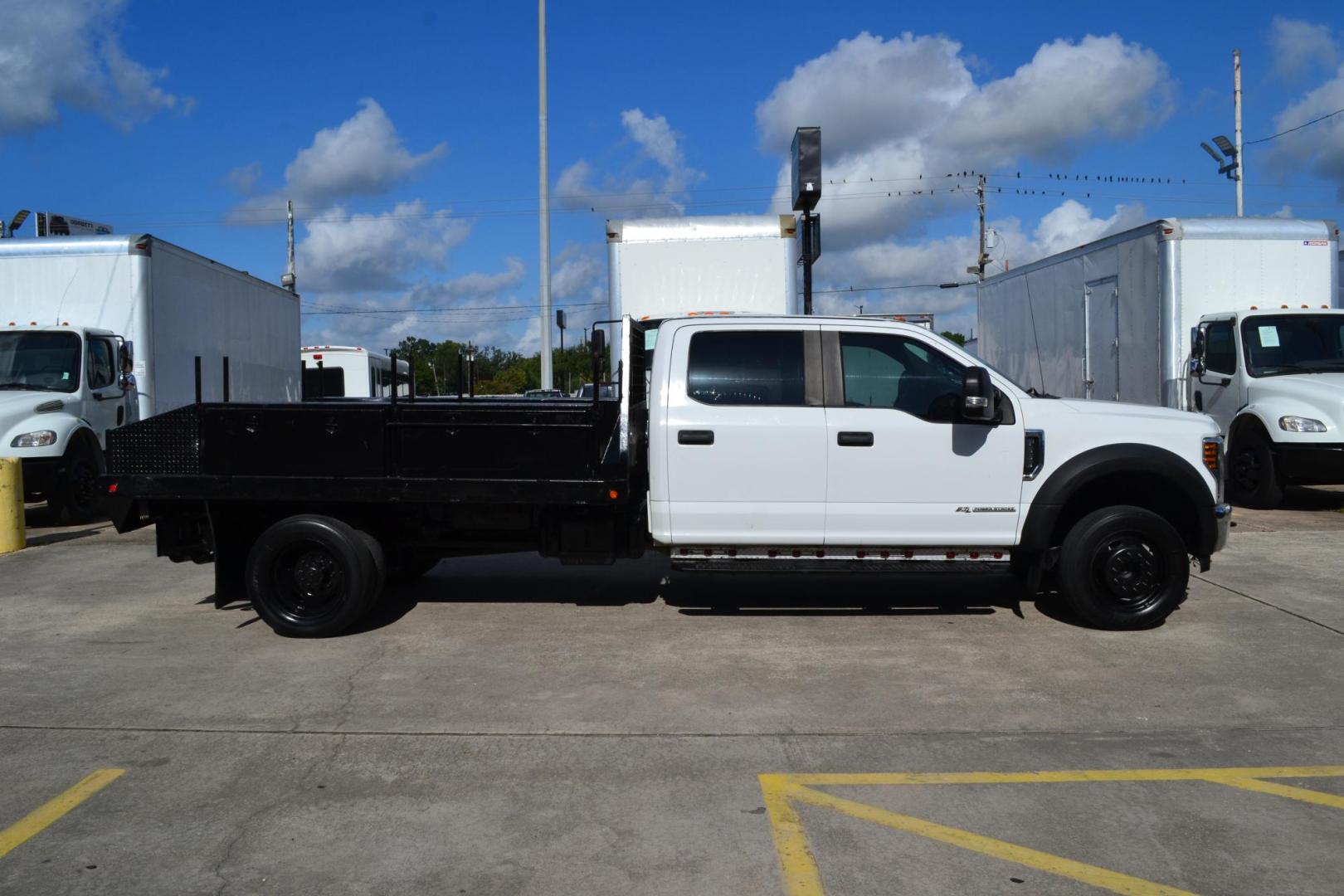 2019 WHITE /BLACK FORD F550 (1FD0W5GT5KE) with an POWERSTROKE 6.7L DIESEL engine, 6SPD AUTOMATIC transmission, located at 9172 North Fwy, Houston, TX, 77037, (713) 910-6868, 29.887470, -95.411903 - 18,000 LB GVWR, 11 FT FLATBED X 98" WIDE, PINTLE HOOK HITCH, 5 X TOOLBOXES, WHEELBASE : 203", RATIO: 4.10, POWER WINDOWS, LOCKS, COLD A/C - Photo#3
