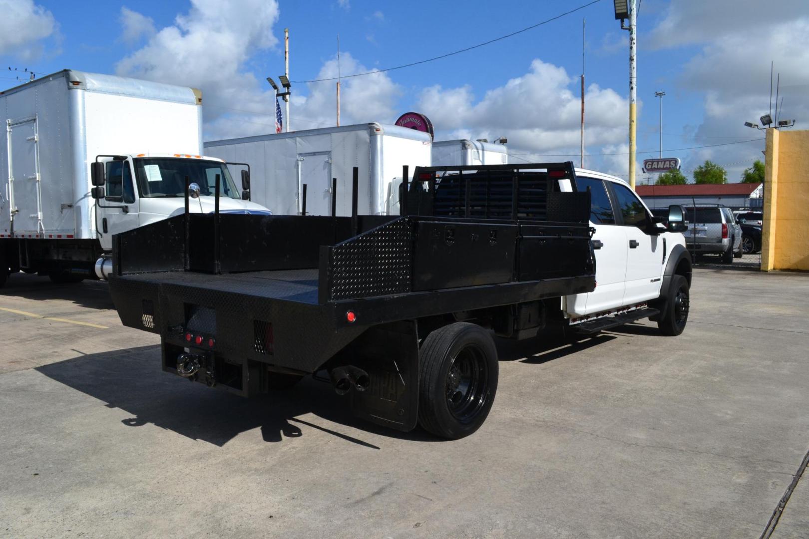 2019 WHITE /BLACK FORD F550 (1FD0W5GT5KE) with an POWERSTROKE 6.7L DIESEL engine, 6SPD AUTOMATIC transmission, located at 9172 North Fwy, Houston, TX, 77037, (713) 910-6868, 29.887470, -95.411903 - 18,000 LB GVWR, 11 FT FLATBED X 98" WIDE, PINTLE HOOK HITCH, 5 X TOOLBOXES, WHEELBASE : 203", RATIO: 4.10, POWER WINDOWS, LOCKS, COLD A/C - Photo#4