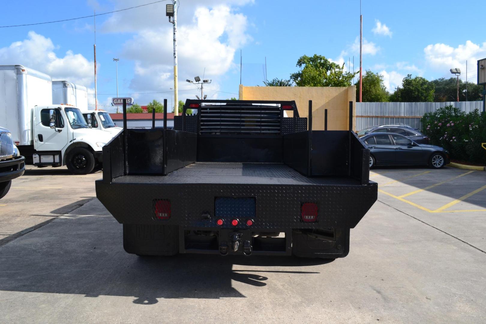 2019 WHITE /BLACK FORD F550 (1FD0W5GT5KE) with an POWERSTROKE 6.7L DIESEL engine, 6SPD AUTOMATIC transmission, located at 9172 North Fwy, Houston, TX, 77037, (713) 910-6868, 29.887470, -95.411903 - 18,000 LB GVWR, 11 FT FLATBED X 98" WIDE, PINTLE HOOK HITCH, 5 X TOOLBOXES, WHEELBASE : 203", RATIO: 4.10, POWER WINDOWS, LOCKS, COLD A/C - Photo#5