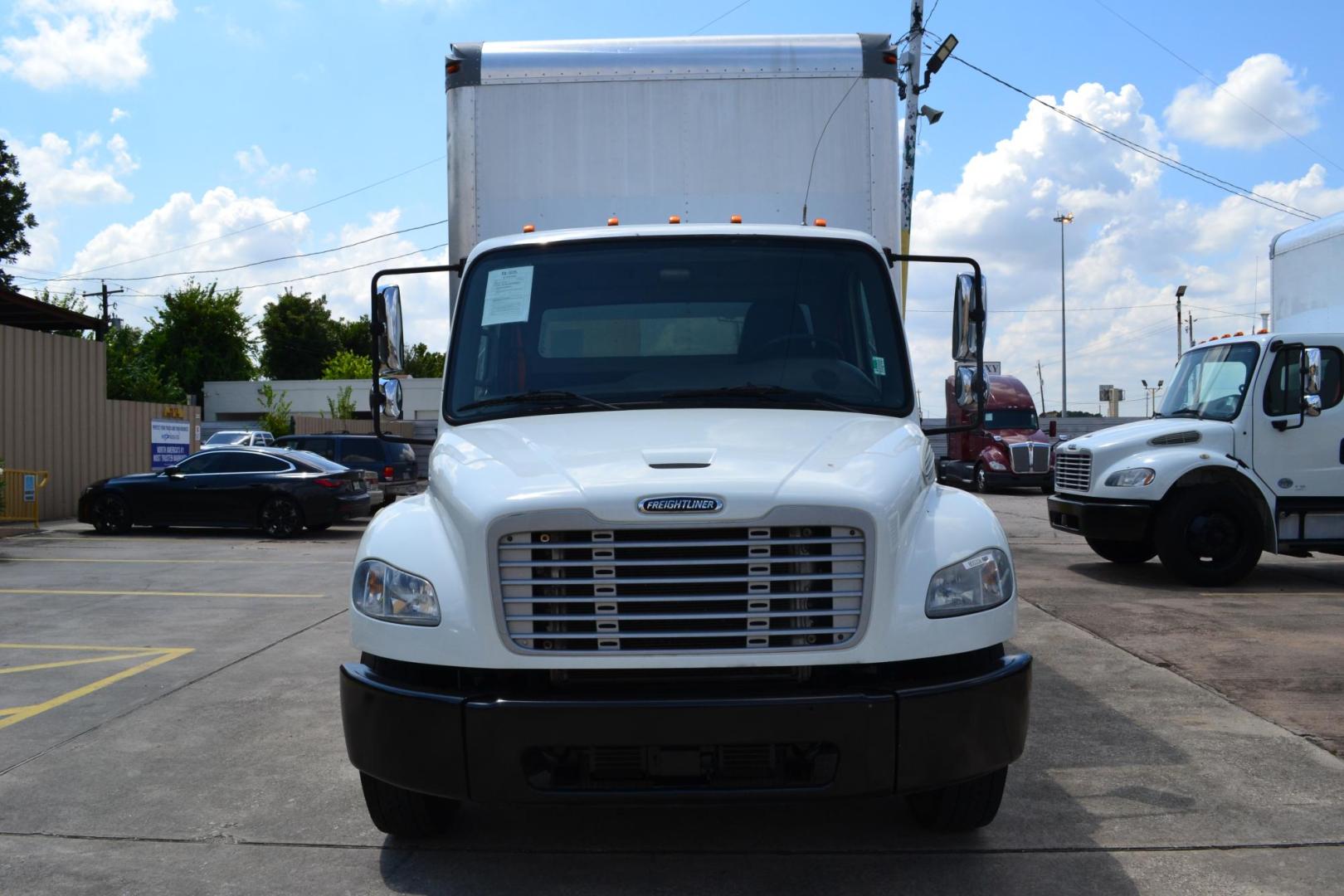 2018 WHITE /BLACK FREIGHTLINER M2-106 (3ALACWFC2JD) with an CUMMINS B6.7L 240HP engine, ALLISON 2500RDS AUTOMATIC transmission, located at 9172 North Fwy, Houston, TX, 77037, (713) 910-6868, 29.887470, -95.411903 - 26,000 LB GVWR NON CDL, MORGAN 26 FT BOX , 103" X 102", MAXON 3,000 LB ALUMINUM LIFT GATE, AIR RIDE SUSPENSION, EXHAUST BRAKE, COLLISION MITIGATION, POWER WINDOWS , LOCKS & MIRRORS - Photo#1