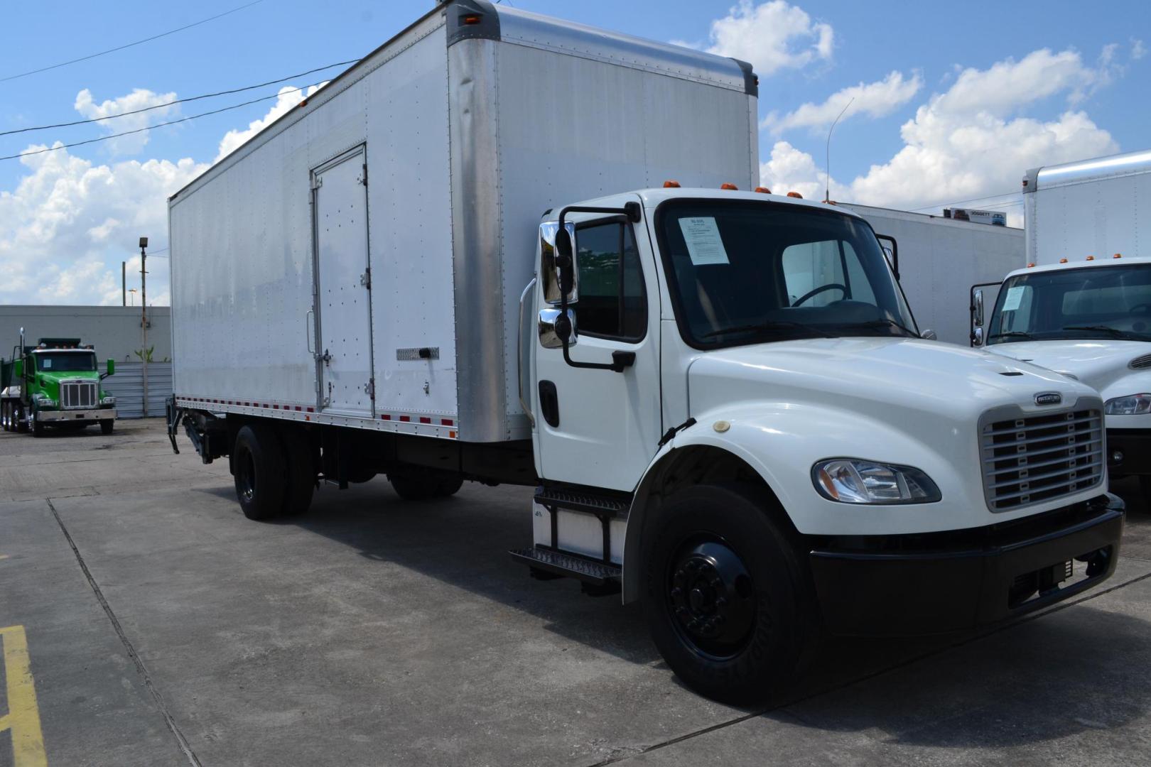 2018 WHITE /BLACK FREIGHTLINER M2-106 (3ALACWFC2JD) with an CUMMINS B6.7L 240HP engine, ALLISON 2500RDS AUTOMATIC transmission, located at 9172 North Fwy, Houston, TX, 77037, (713) 910-6868, 29.887470, -95.411903 - 26,000 LB GVWR NON CDL, MORGAN 26 FT BOX , 103" X 102", MAXON 3,000 LB ALUMINUM LIFT GATE, AIR RIDE SUSPENSION, EXHAUST BRAKE, COLLISION MITIGATION, POWER WINDOWS , LOCKS & MIRRORS - Photo#2