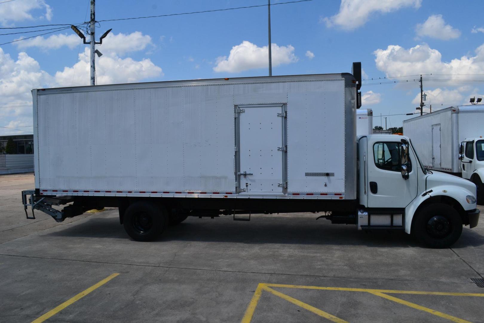 2018 WHITE /BLACK FREIGHTLINER M2-106 (3ALACWFC2JD) with an CUMMINS B6.7L 240HP engine, ALLISON 2500RDS AUTOMATIC transmission, located at 9172 North Fwy, Houston, TX, 77037, (713) 910-6868, 29.887470, -95.411903 - 26,000 LB GVWR NON CDL, MORGAN 26 FT BOX , 103" X 102", MAXON 3,000 LB ALUMINUM LIFT GATE, AIR RIDE SUSPENSION, EXHAUST BRAKE, COLLISION MITIGATION, POWER WINDOWS , LOCKS & MIRRORS - Photo#3