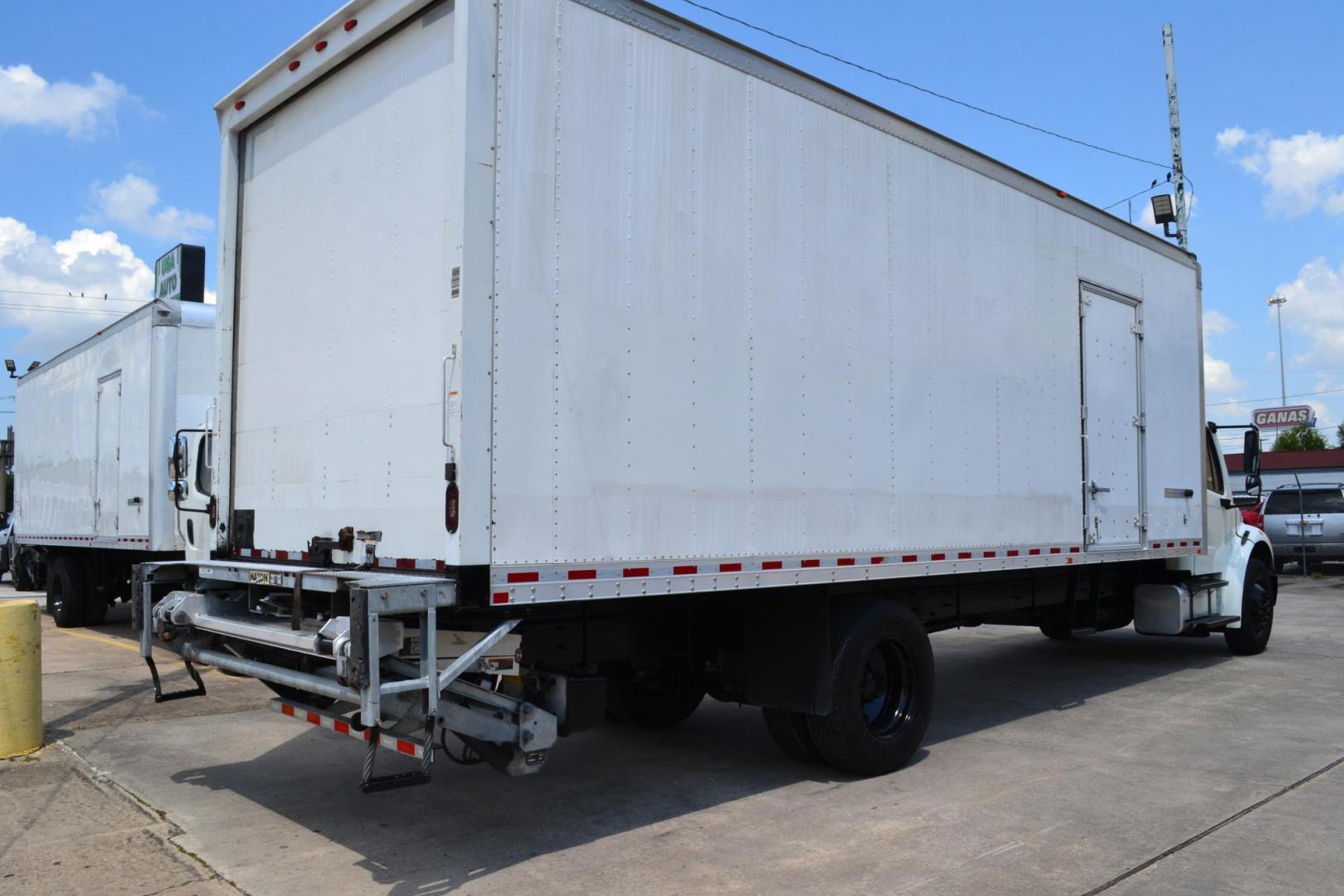2018 WHITE /BLACK FREIGHTLINER M2-106 (3ALACWFC2JD) with an CUMMINS B6.7L 240HP engine, ALLISON 2500RDS AUTOMATIC transmission, located at 9172 North Fwy, Houston, TX, 77037, (713) 910-6868, 29.887470, -95.411903 - 26,000 LB GVWR NON CDL, MORGAN 26 FT BOX , 103" X 102", MAXON 3,000 LB ALUMINUM LIFT GATE, AIR RIDE SUSPENSION, EXHAUST BRAKE, COLLISION MITIGATION, POWER WINDOWS , LOCKS & MIRRORS - Photo#4