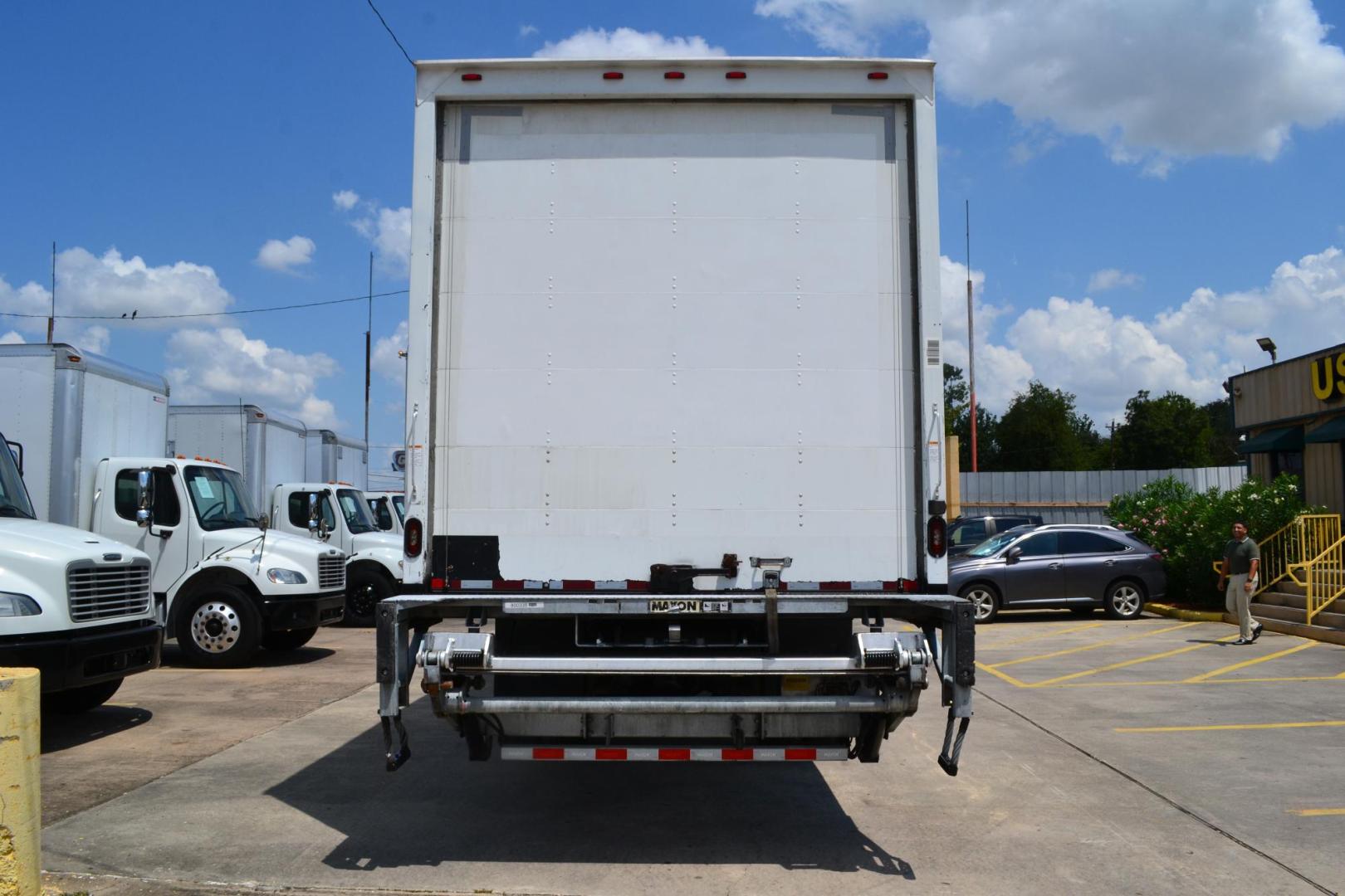 2018 WHITE /BLACK FREIGHTLINER M2-106 (3ALACWFC2JD) with an CUMMINS B6.7L 240HP engine, ALLISON 2500RDS AUTOMATIC transmission, located at 9172 North Fwy, Houston, TX, 77037, (713) 910-6868, 29.887470, -95.411903 - 26,000 LB GVWR NON CDL, MORGAN 26 FT BOX , 103" X 102", MAXON 3,000 LB ALUMINUM LIFT GATE, AIR RIDE SUSPENSION, EXHAUST BRAKE, COLLISION MITIGATION, POWER WINDOWS , LOCKS & MIRRORS - Photo#5